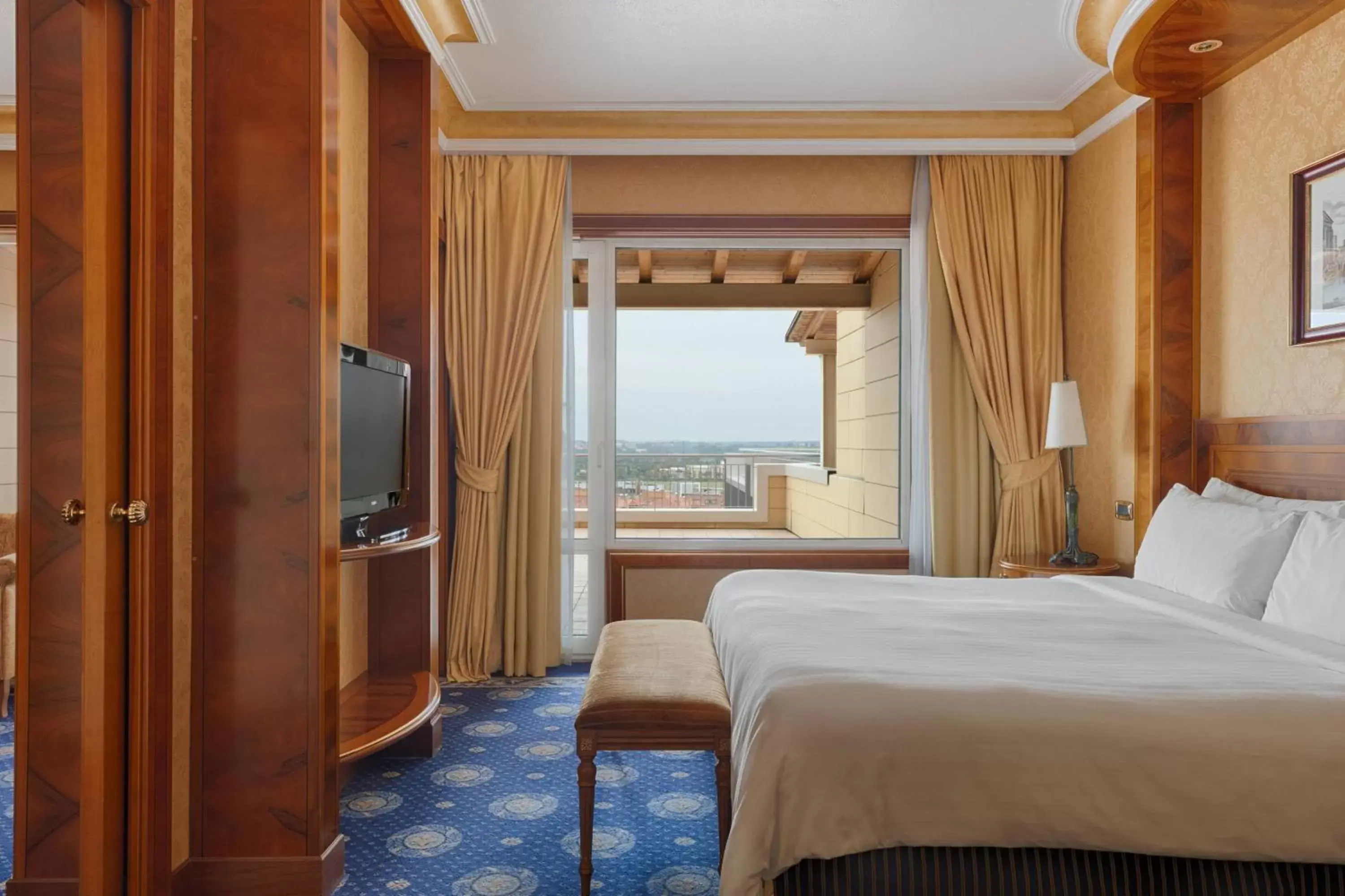 Bedroom in Rome Marriott Park Hotel