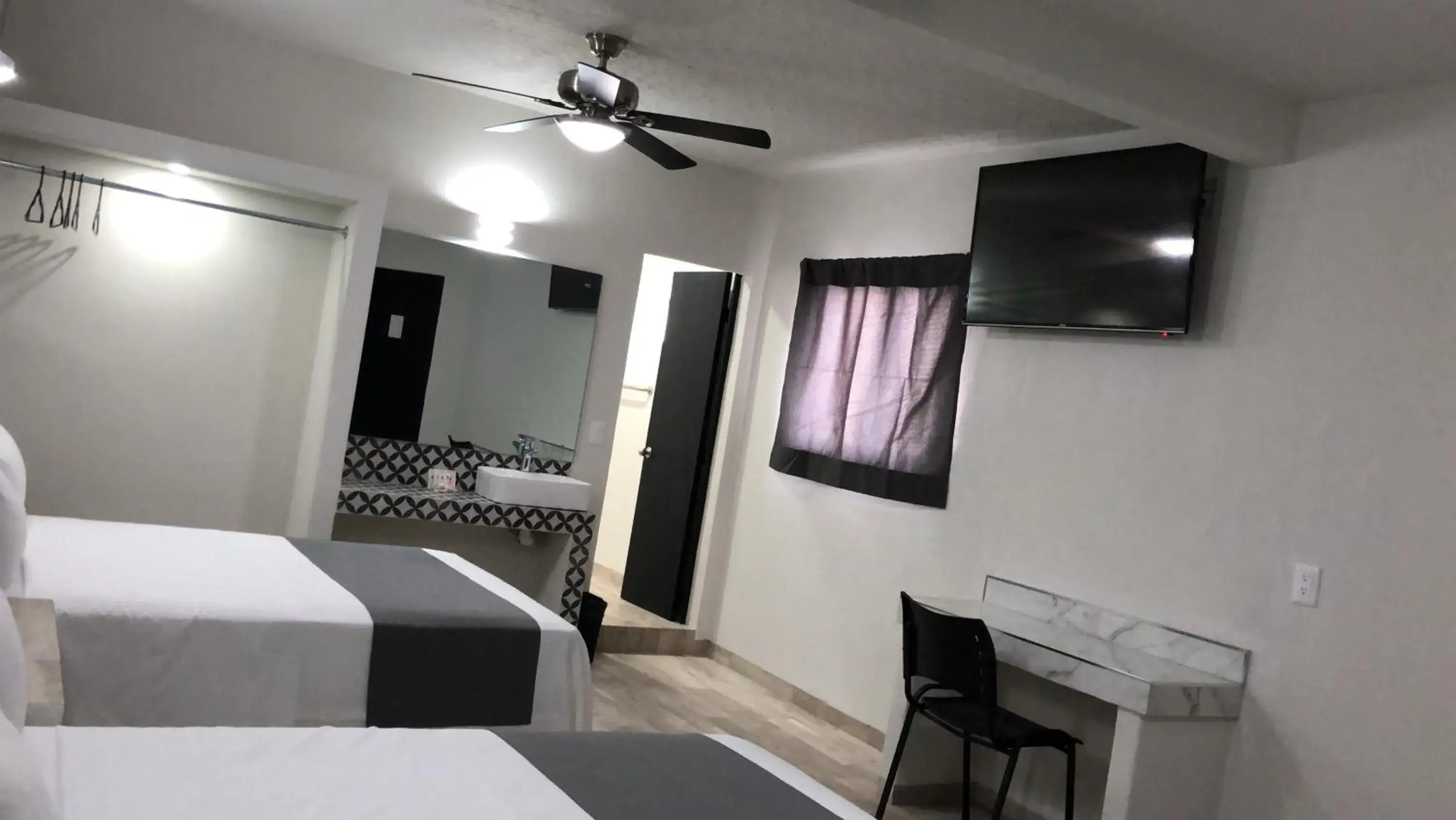 Bedroom, TV/Entertainment Center in Hotel Gallo Rubio