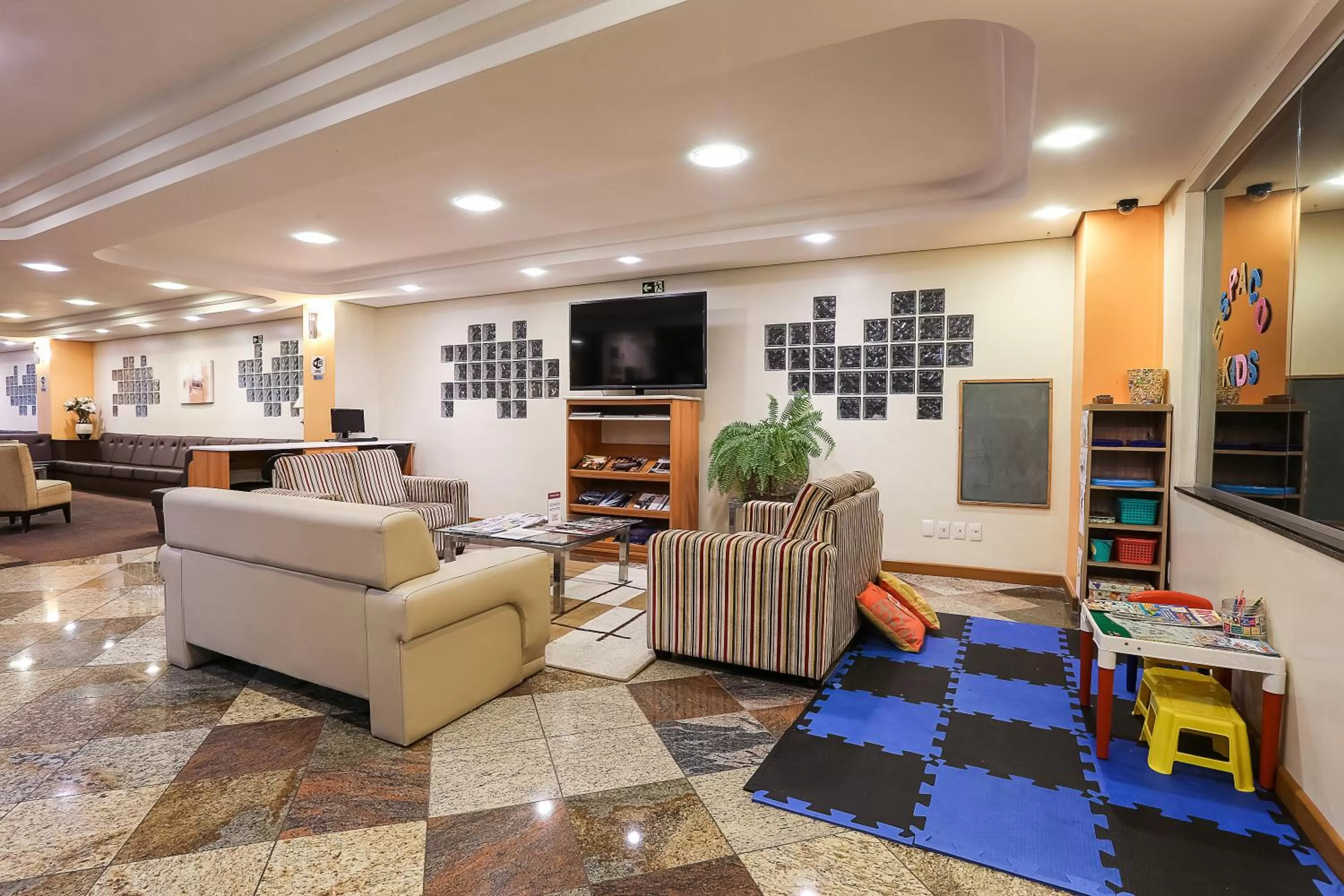 Communal lounge/ TV room in Hotel Metropolitan Canoas