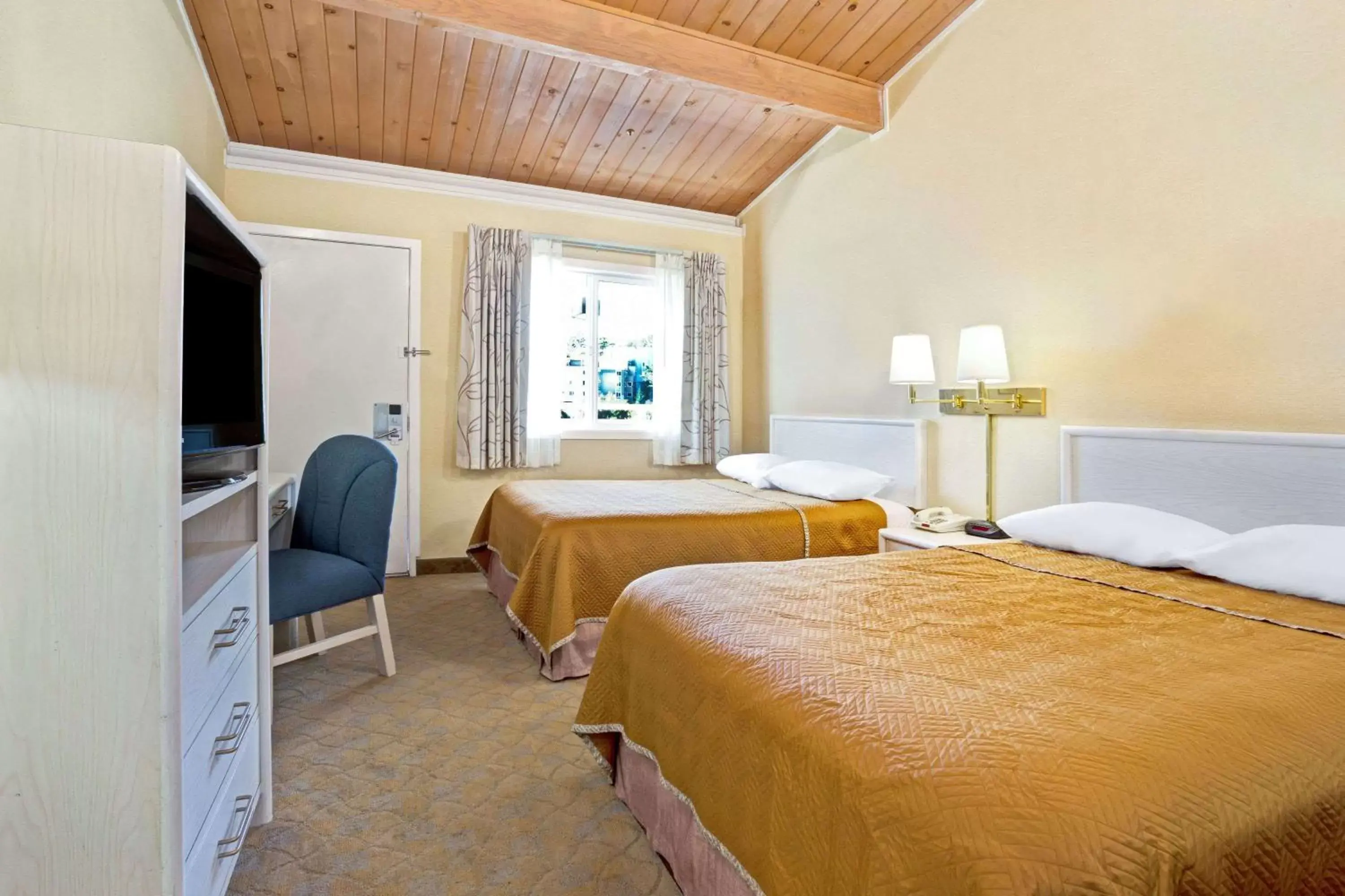 Photo of the whole room, Bed in Travelodge by Wyndham Mill Valley/Sausalito Photo of the whole room, Bed in Travelodge by Wyndham Mill Valley/Sausalito