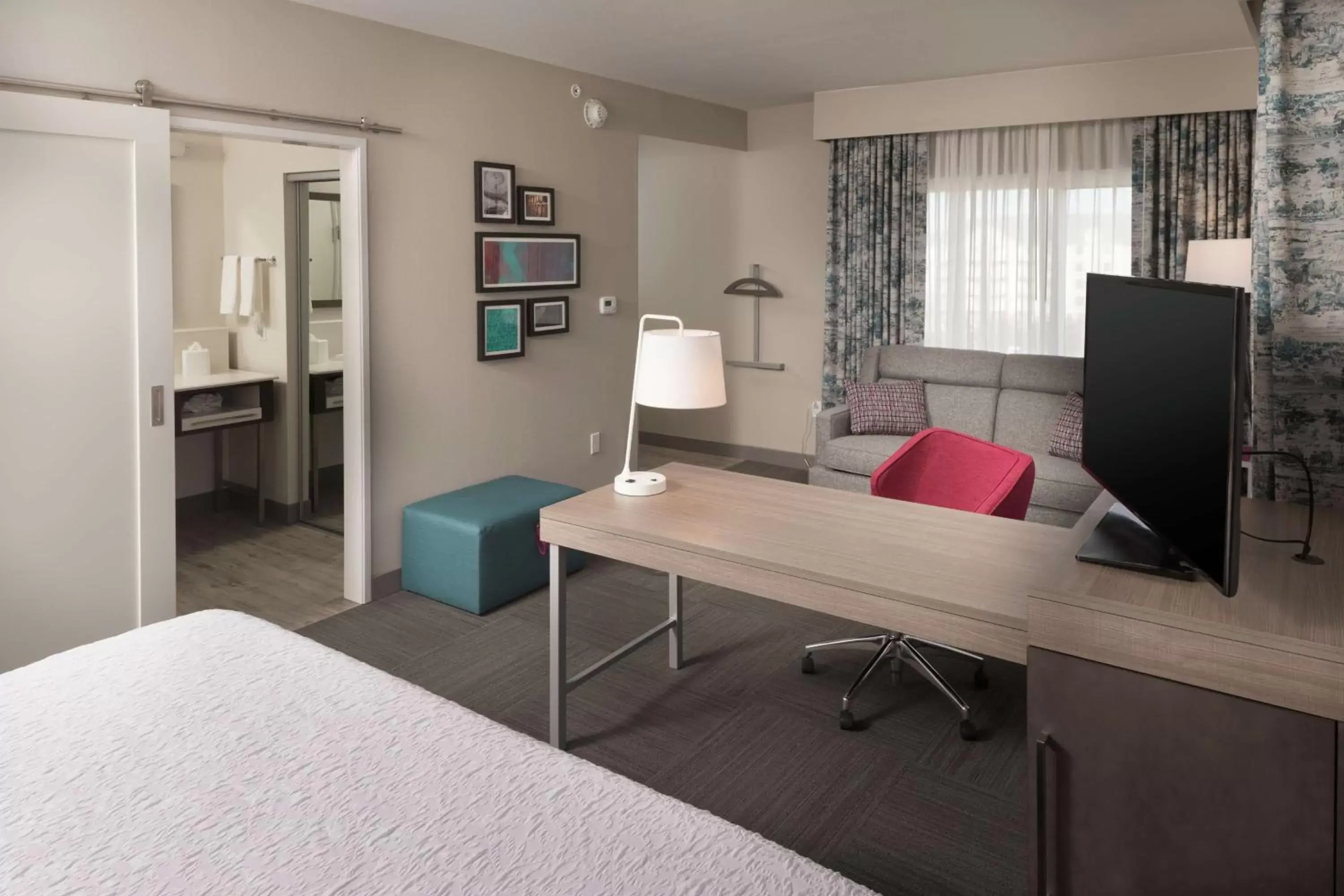 Bedroom, TV/Entertainment Center in Hampton Inn & Suites Asheville Biltmore Area