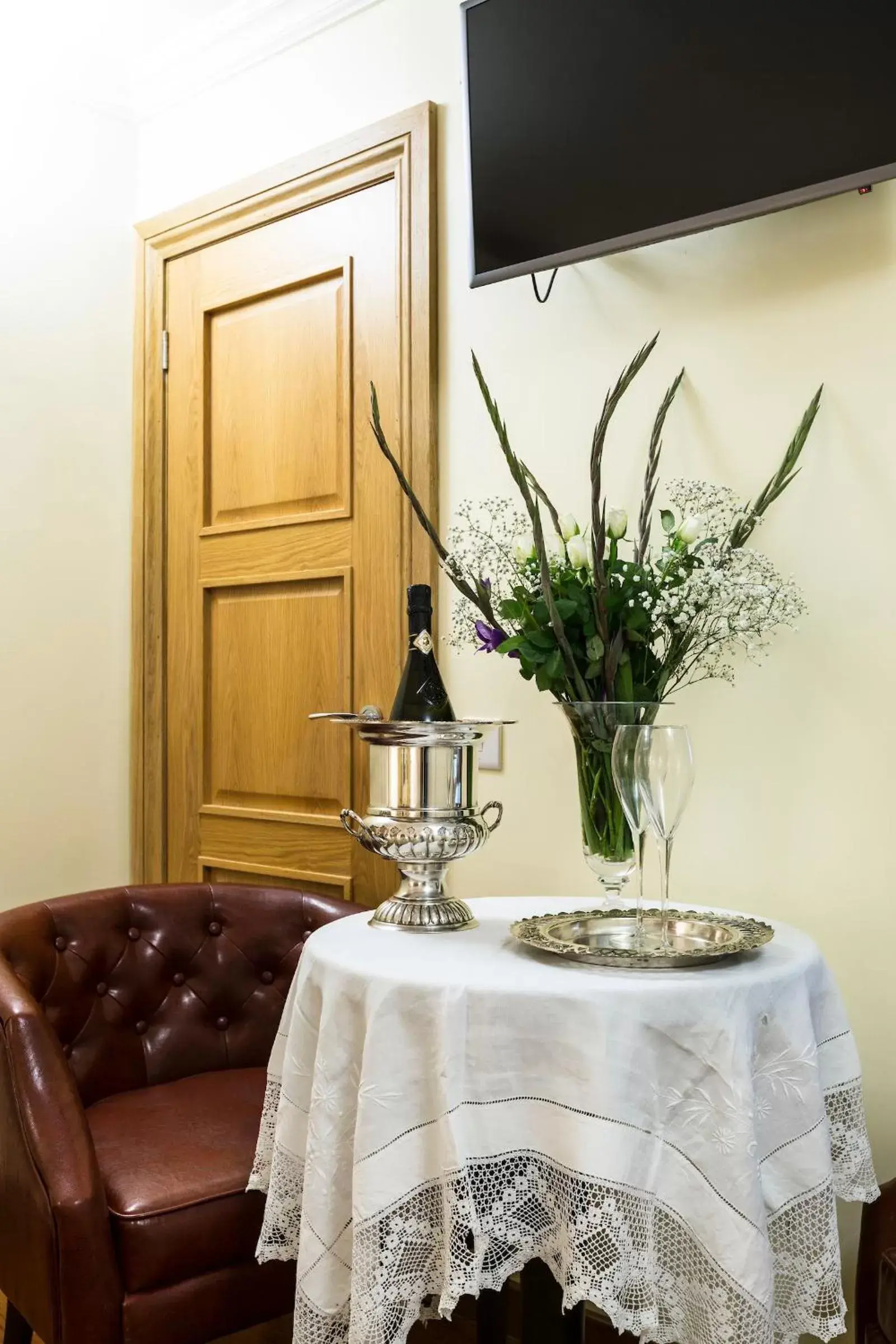 Drinks, TV/Entertainment Center in Linton Hotel Luton