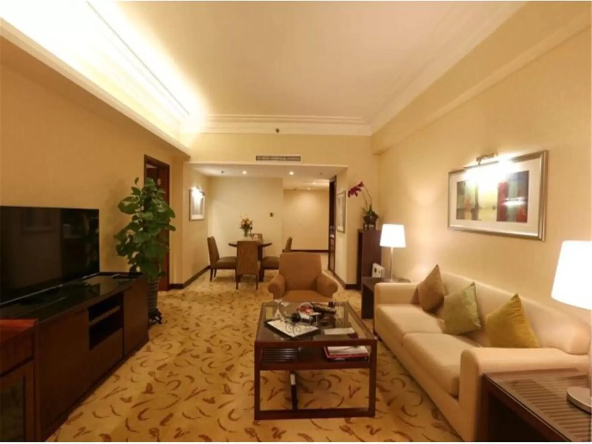 Living room, Seating Area in Shangri-La Dalian