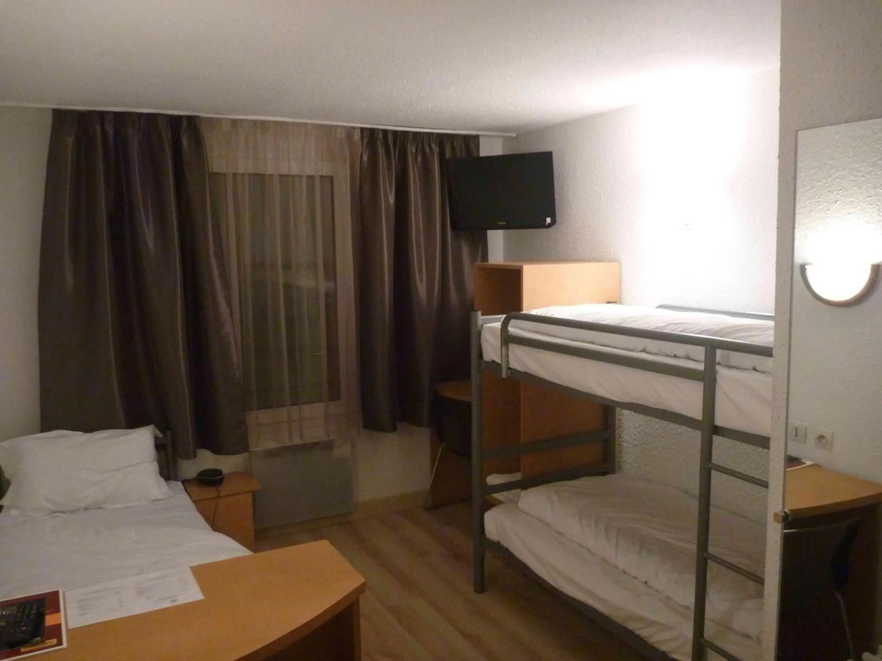 Photo of the whole room in Hotel Primo Colmar Centre