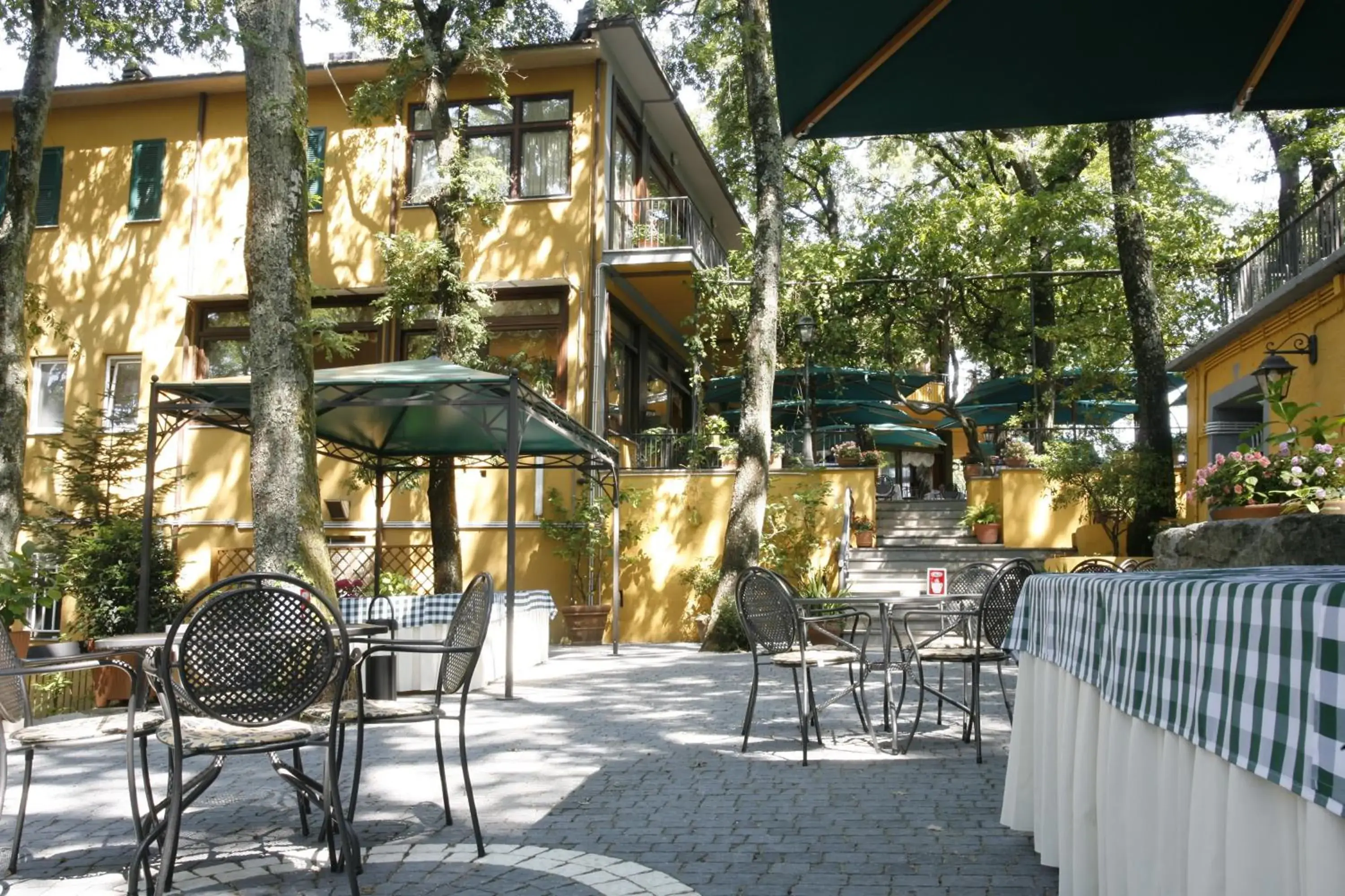 Facade/entrance, Restaurant/Places to Eat in Miralago