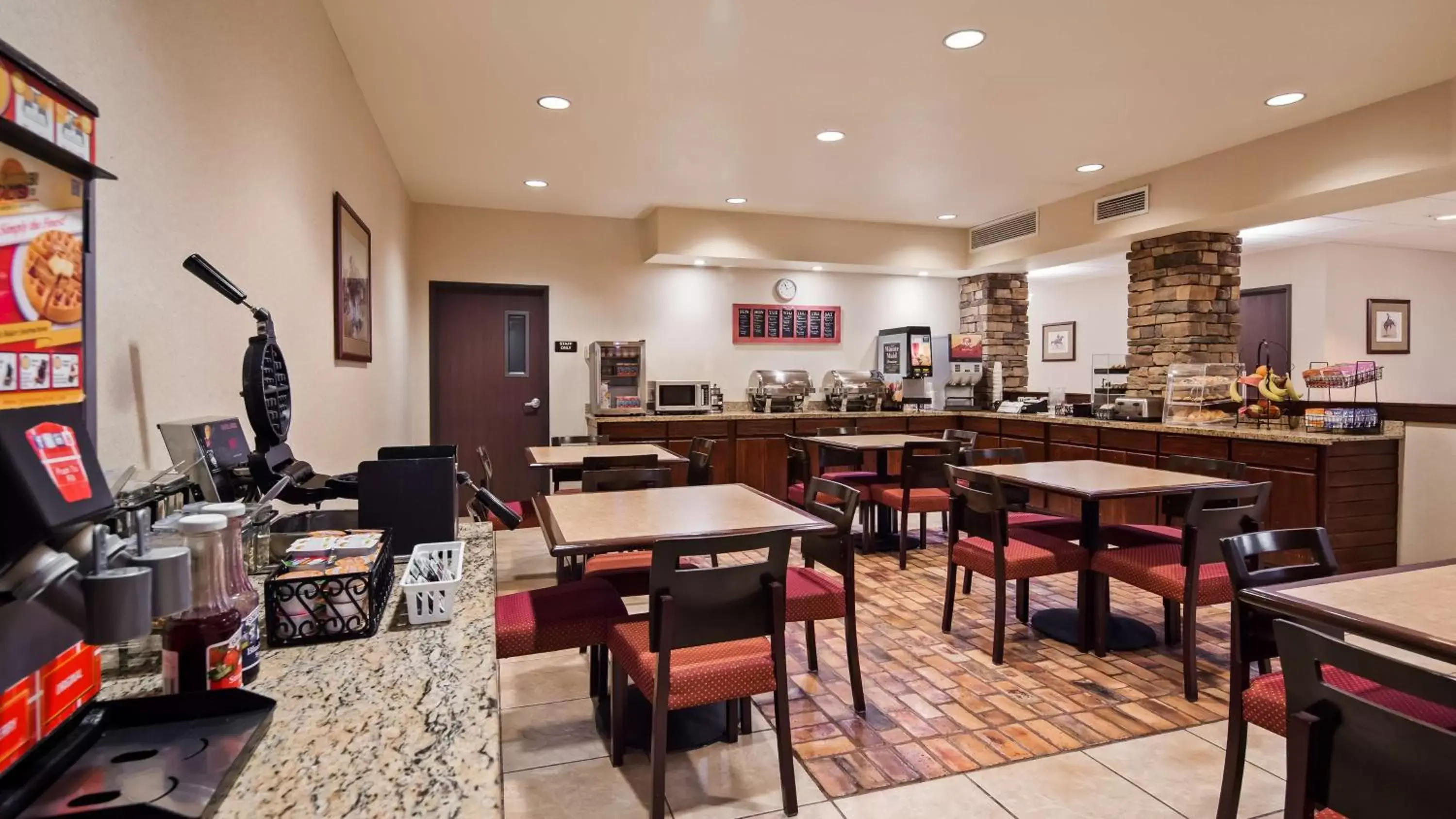 Restaurant/Places to Eat in SureStay Plus Hotel by Best Western Coffeyville