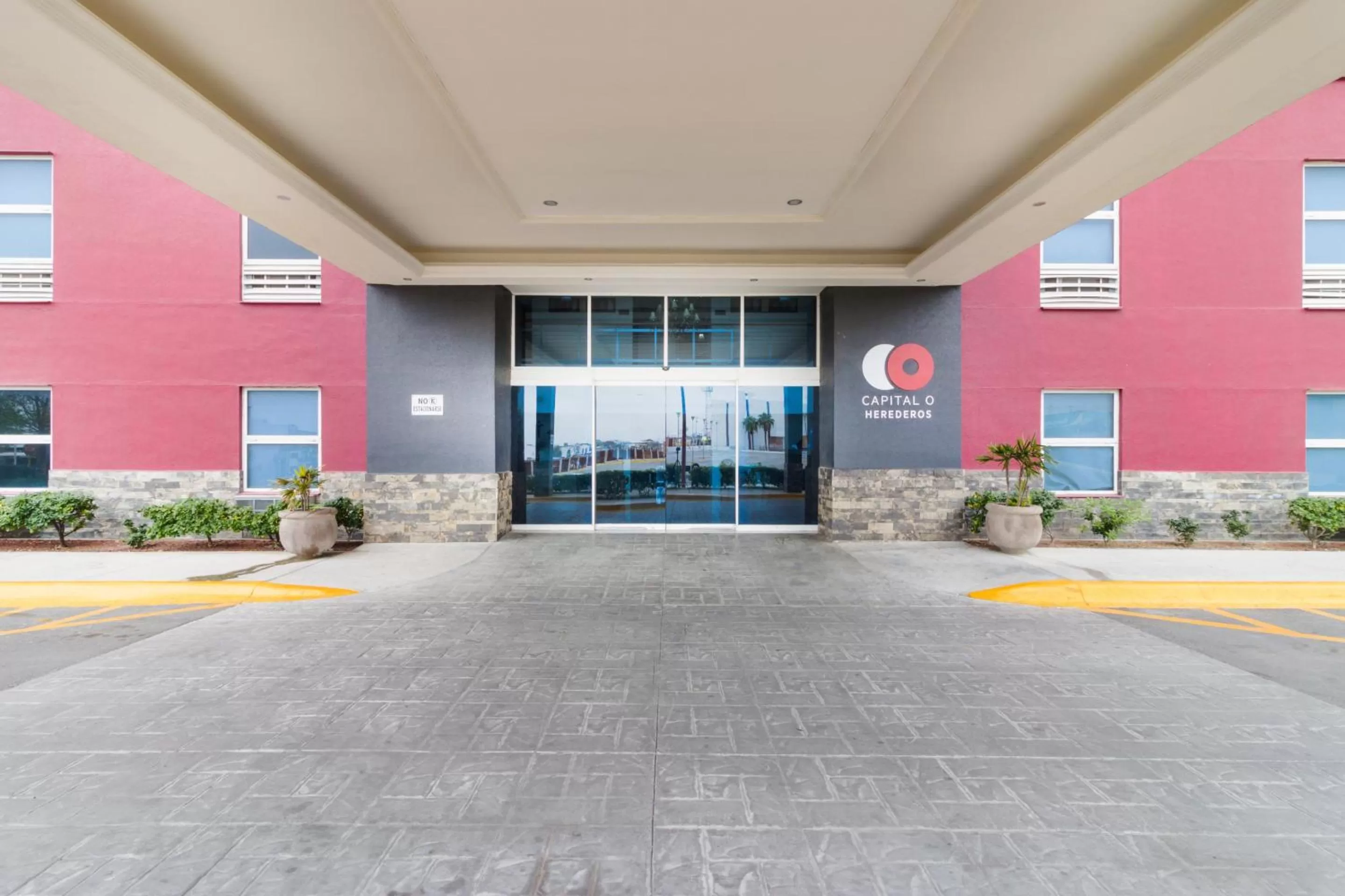 Facade/entrance in Capital O Hotel Herederos, Piedras Negras