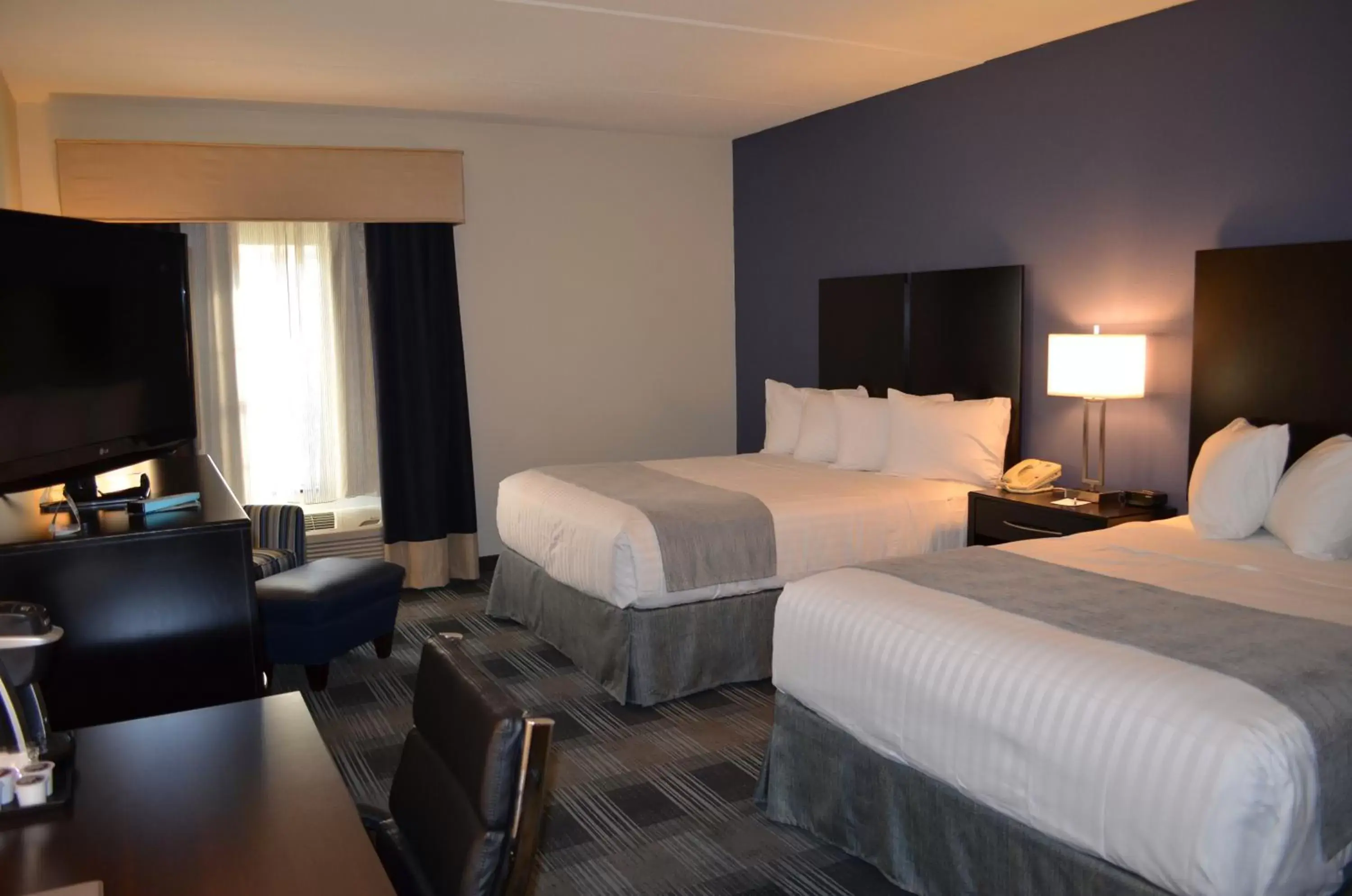 Bed in Best Western Hartford Hotel and Suites