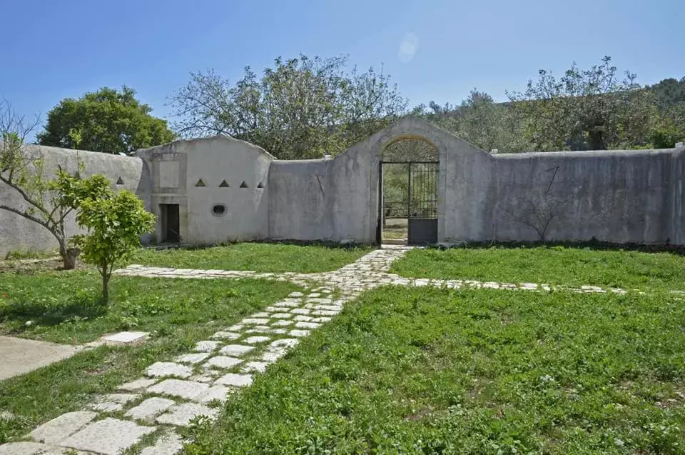 Garden, Property Building in Regia Trazzera