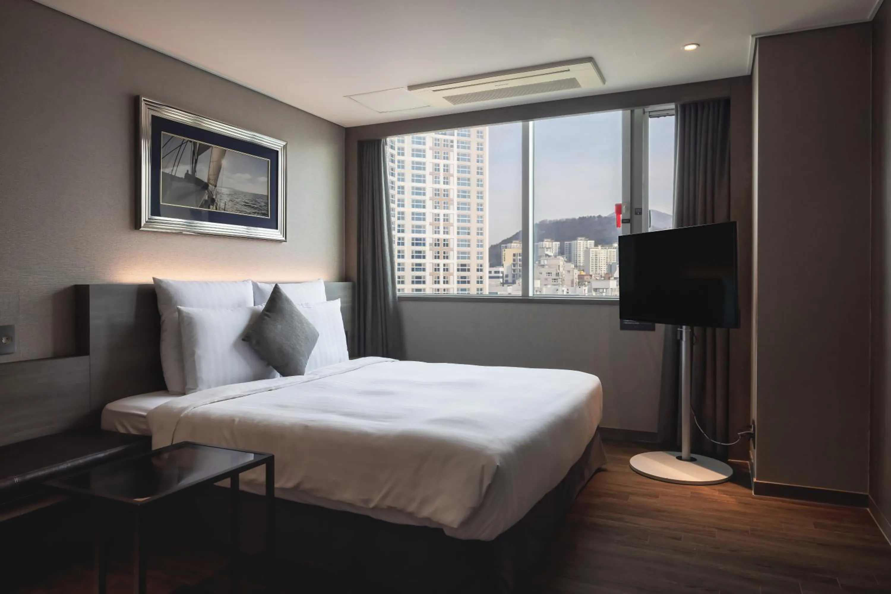 Bed in Kent Hotel Gwangalli by Kensington