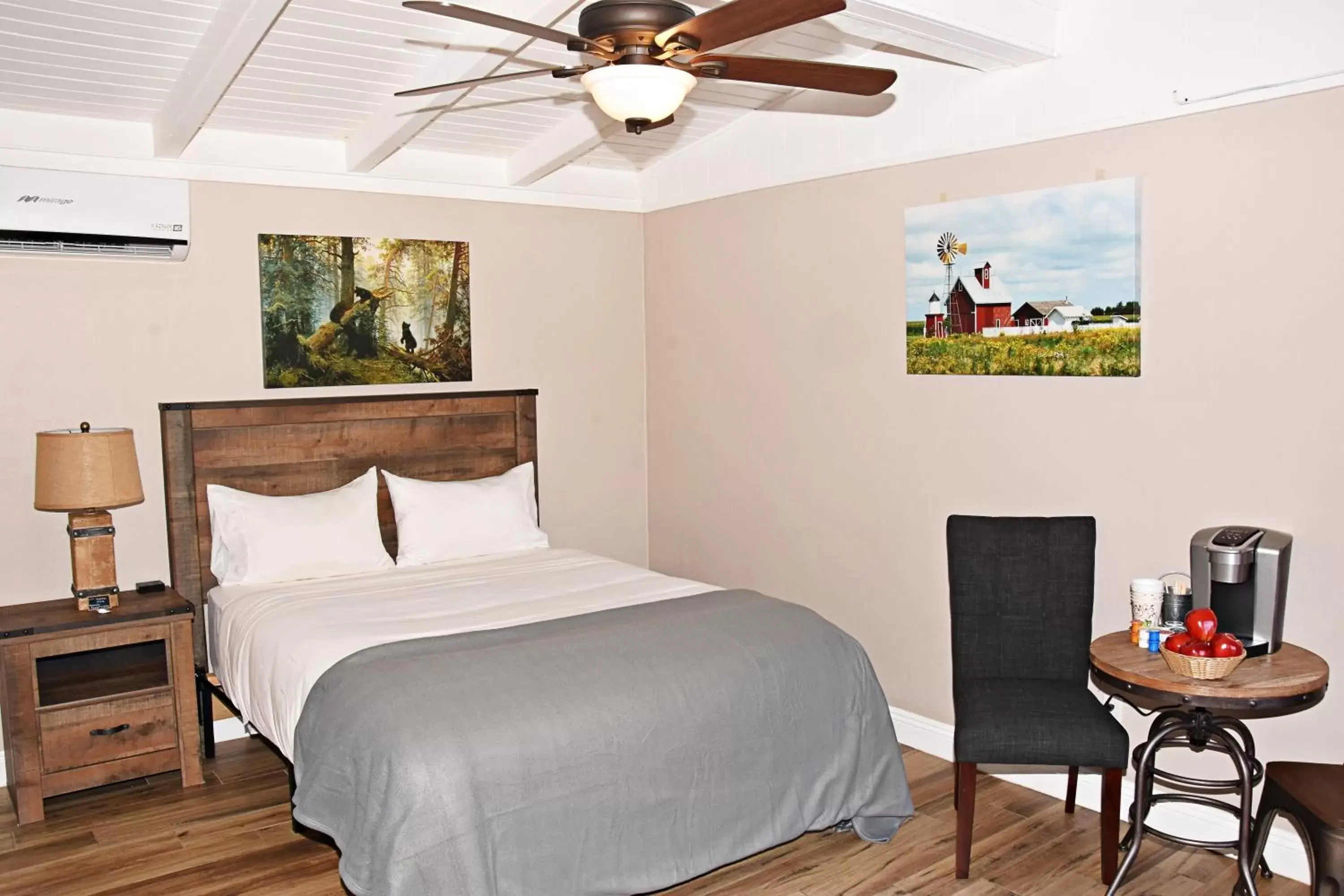 Bedroom, Bed in Apple Tree Inn