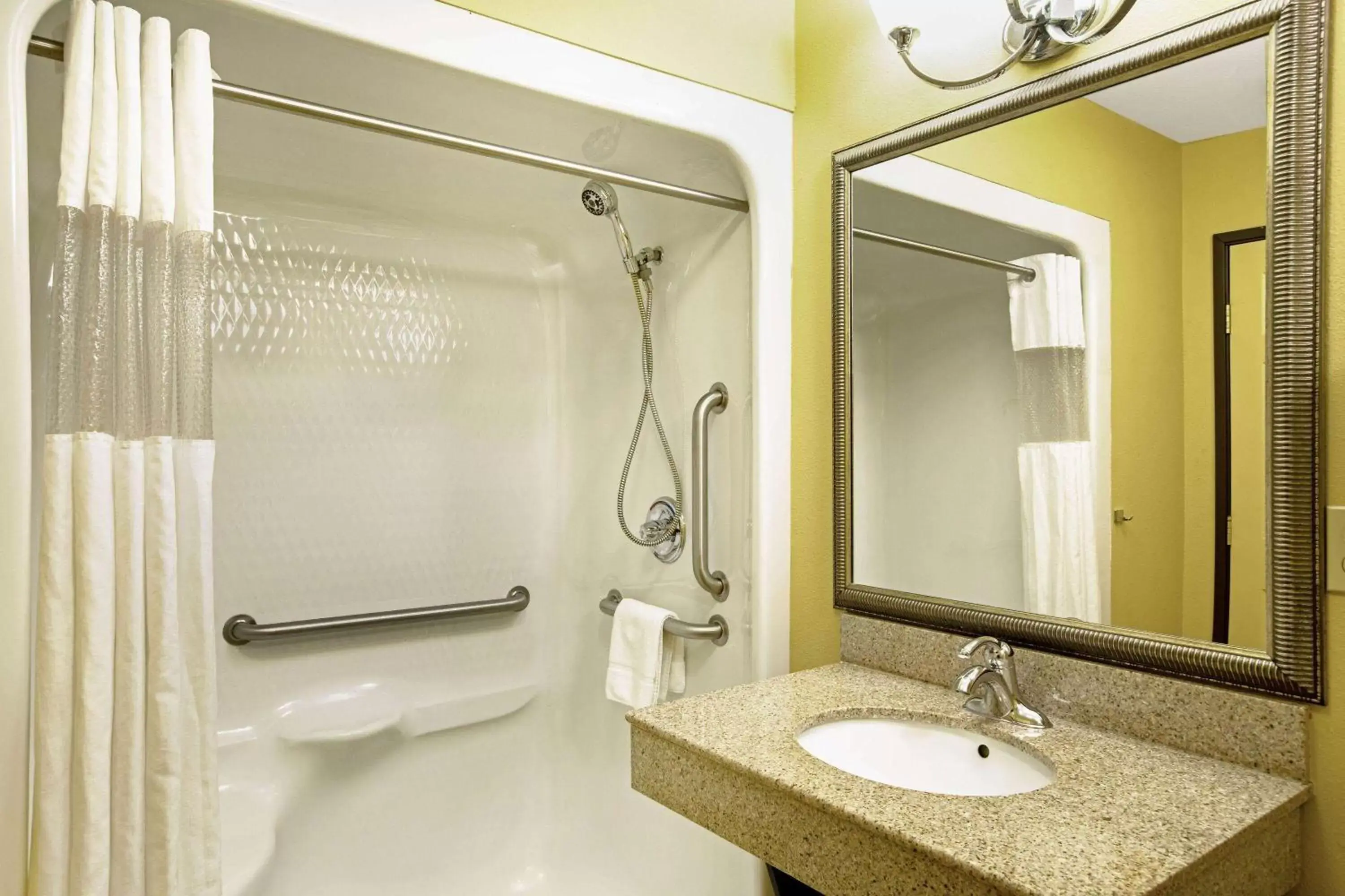 Shower, Bathroom in La Quinta by Wyndham Tulsa Airport / Expo Square