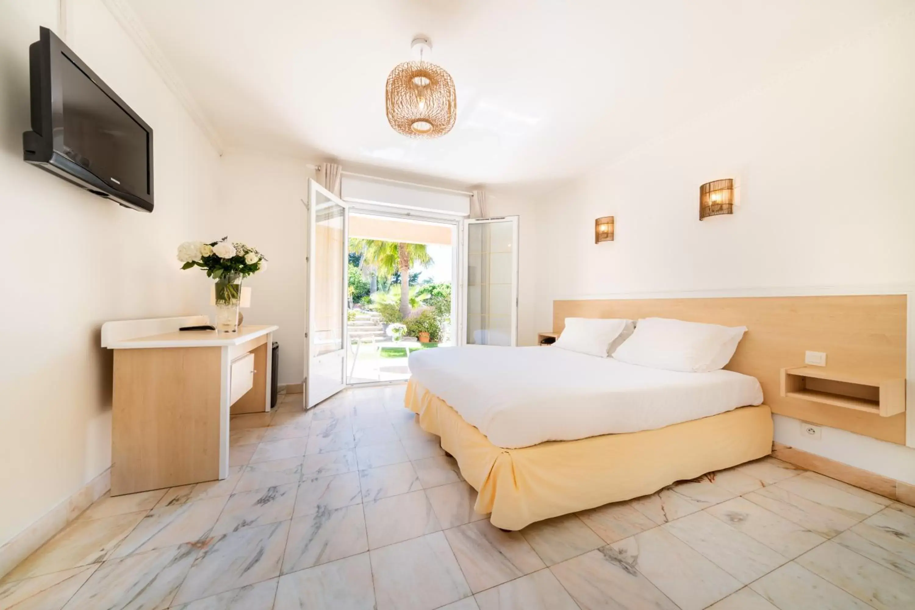 Bedroom, Bed in Hotel Brin d'Azur - Saint Tropez