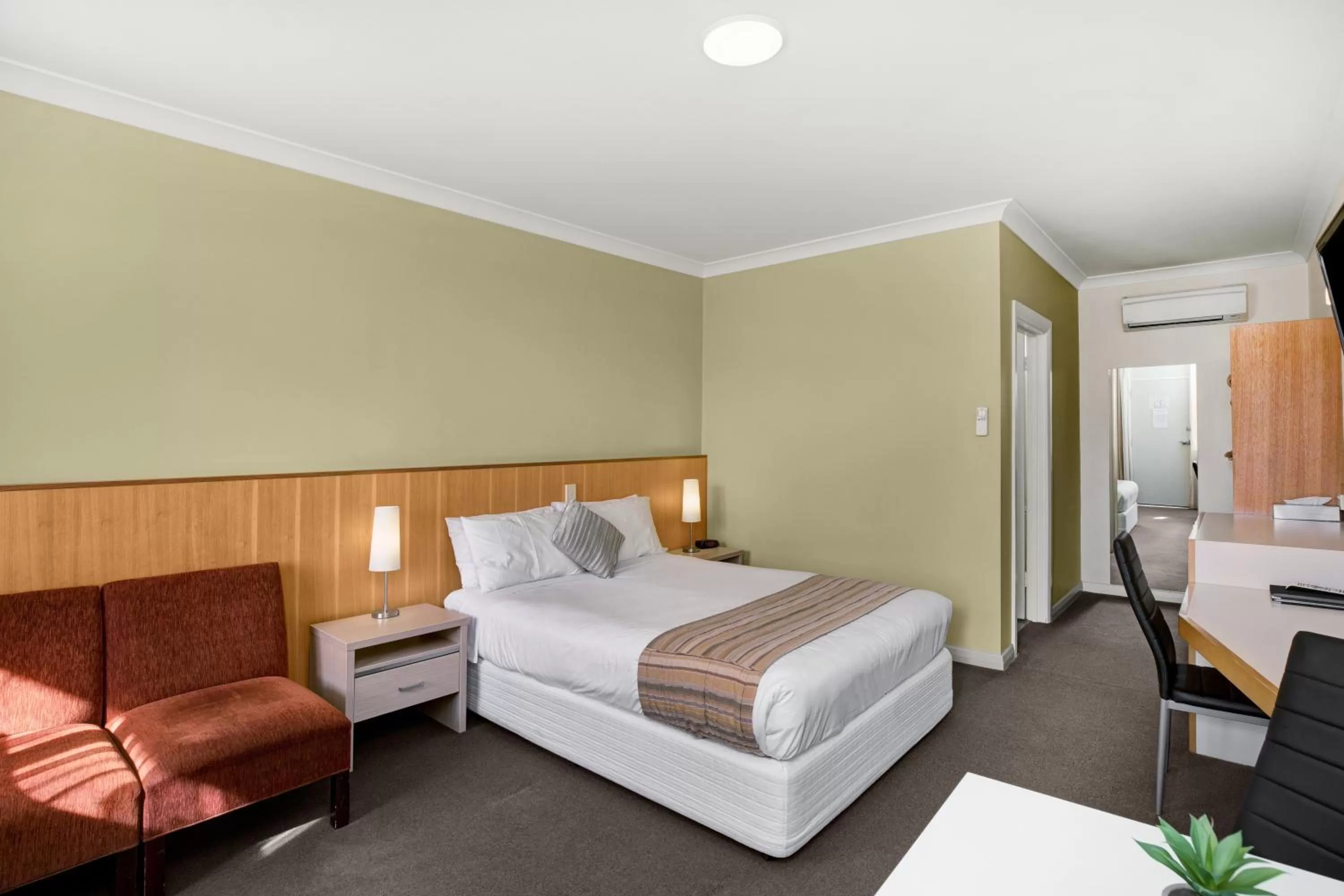 Photo of the whole room, Bed in Adelaide Road Motor Lodge