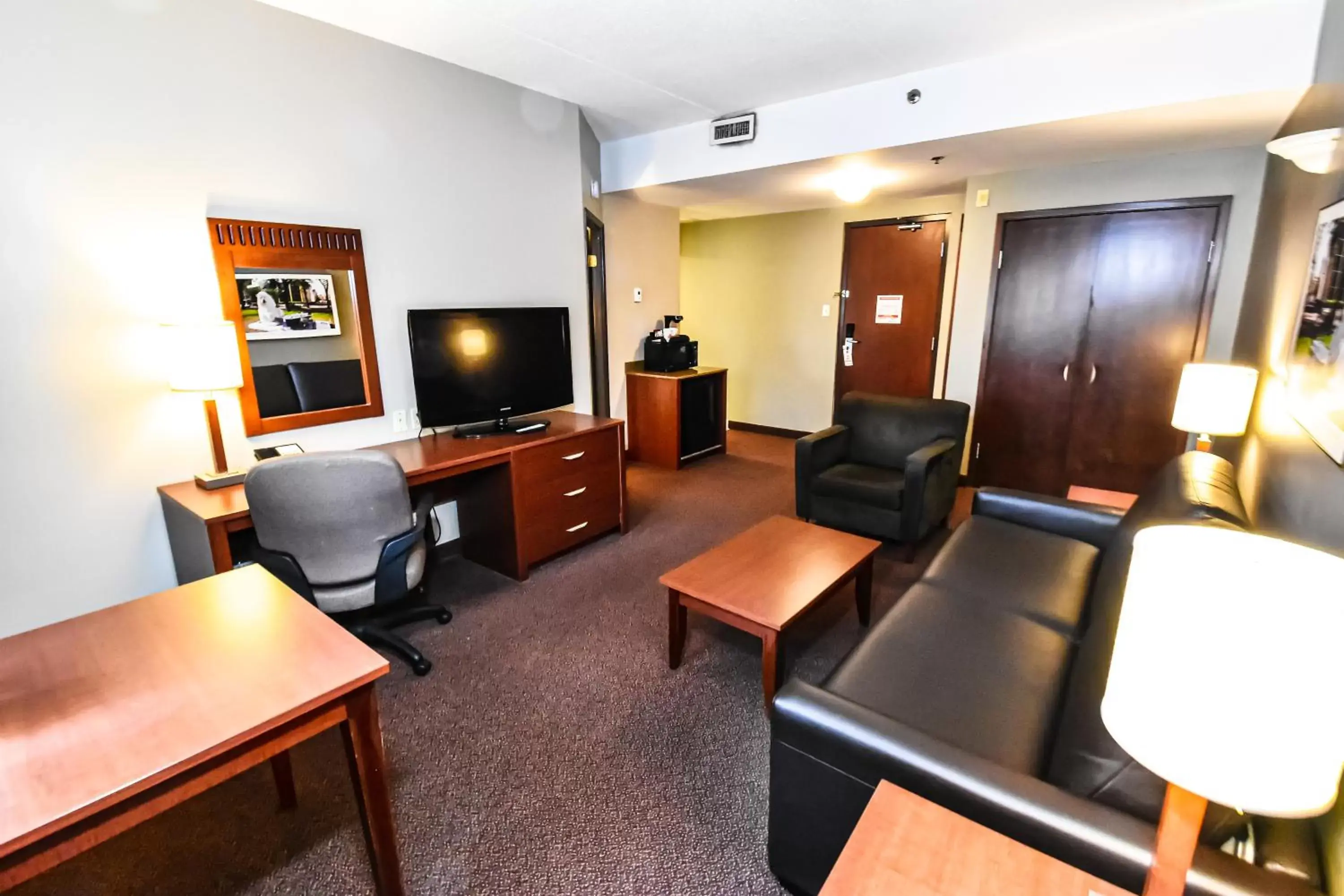 Living room, Seating Area in Canad Inns Destination Centre Fort Garry