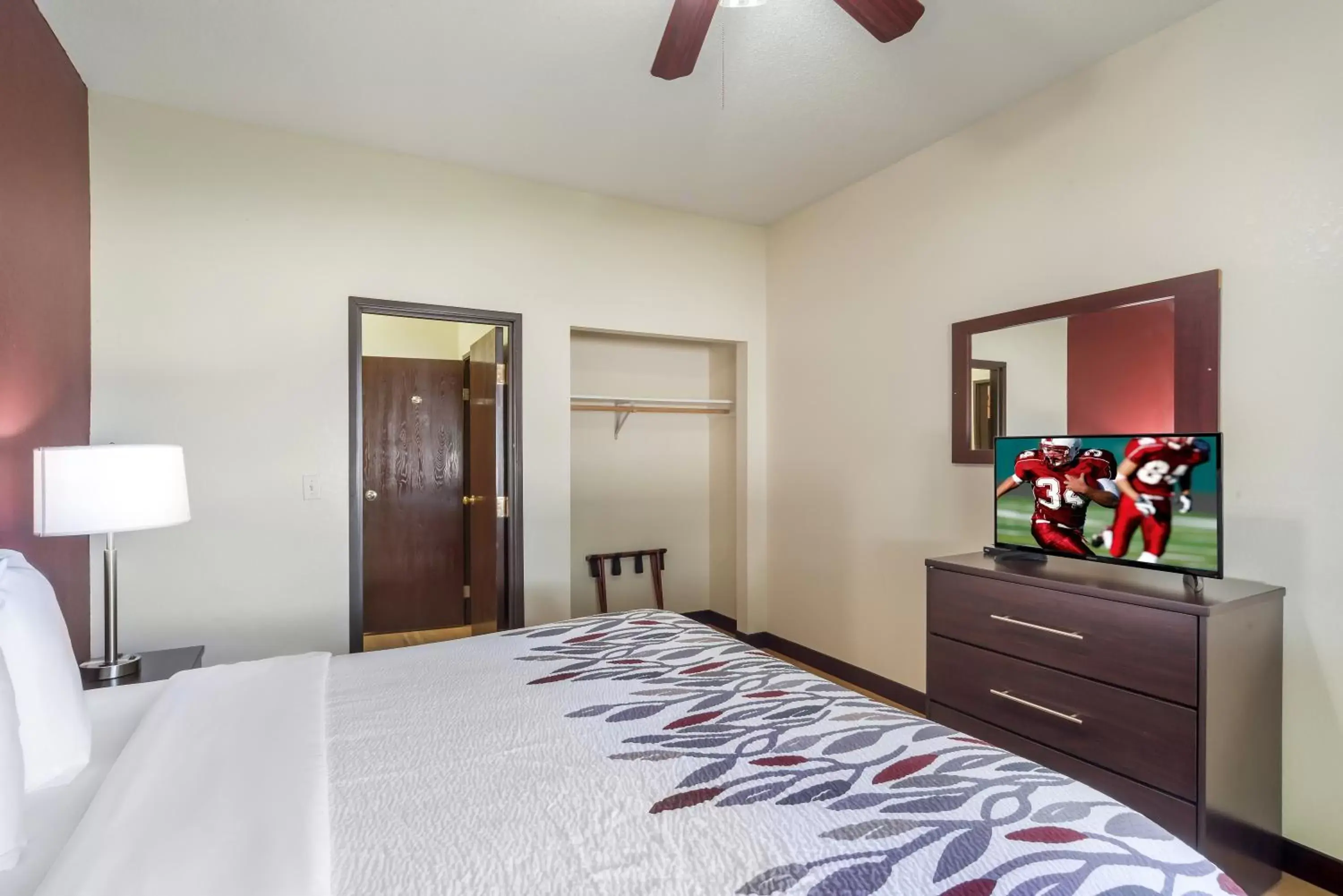 Photo of the whole room, Bed in Red Roof Inn & Suites Omaha - Council Bluffs