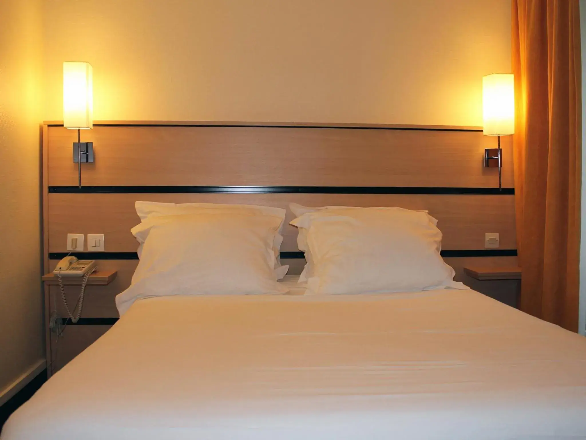 Bed in Newhotel Saint Lazare