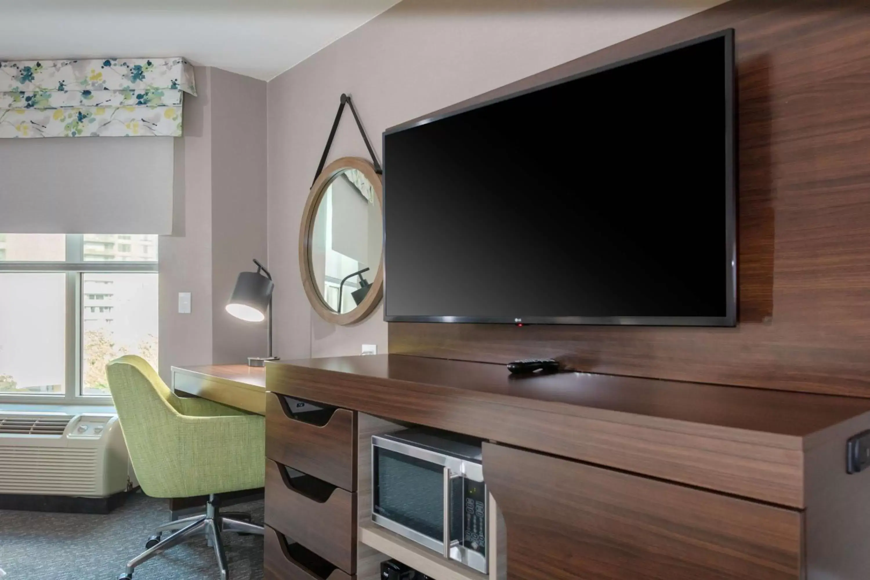 Bedroom, TV/Entertainment Center in Hampton Inn & Suites Arlington Crystal City DCA