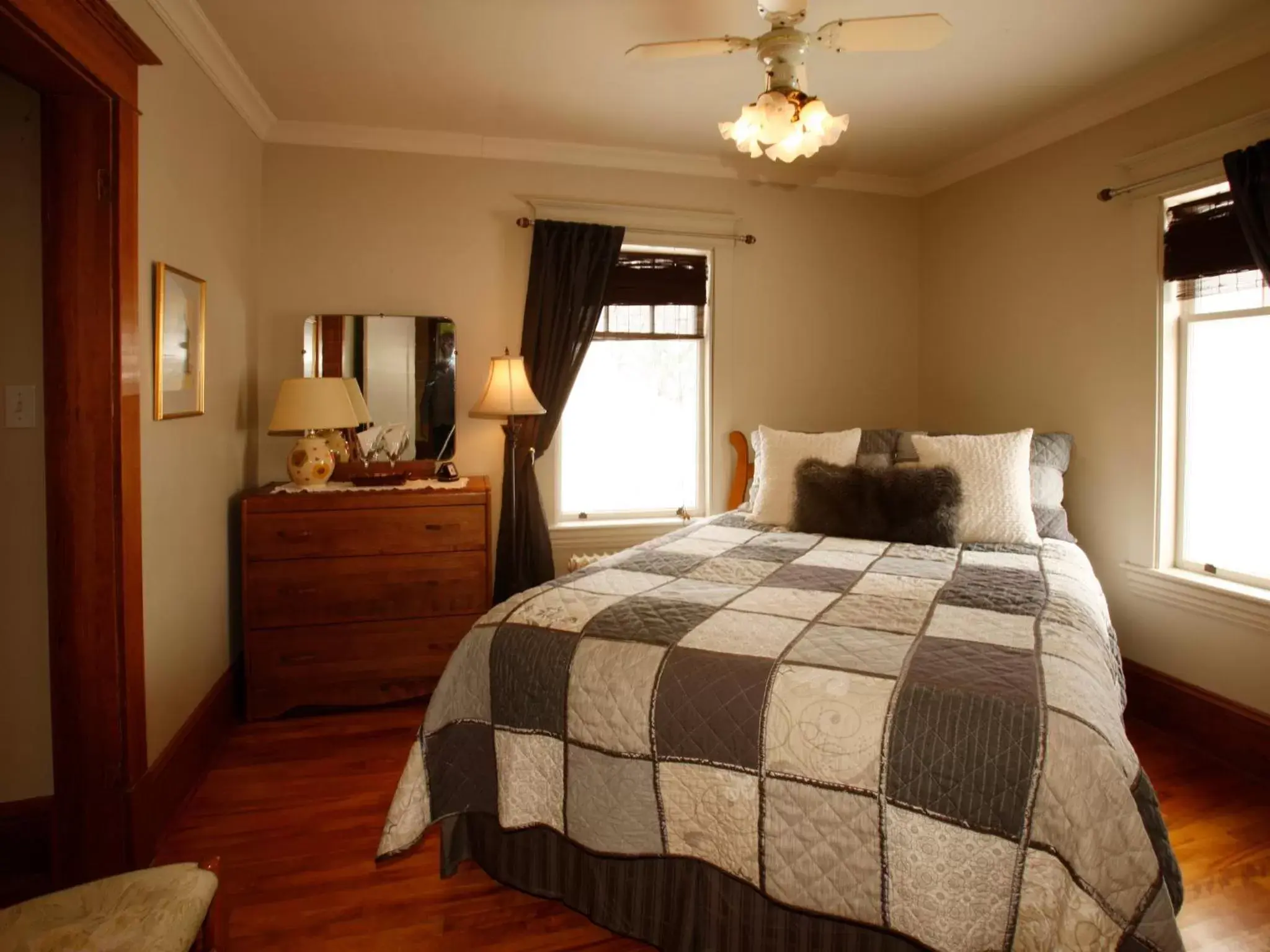 Queen Room with Private Bathroom in Au Virage B&B Queen Room with Private Bathroom in Au Virage B&B