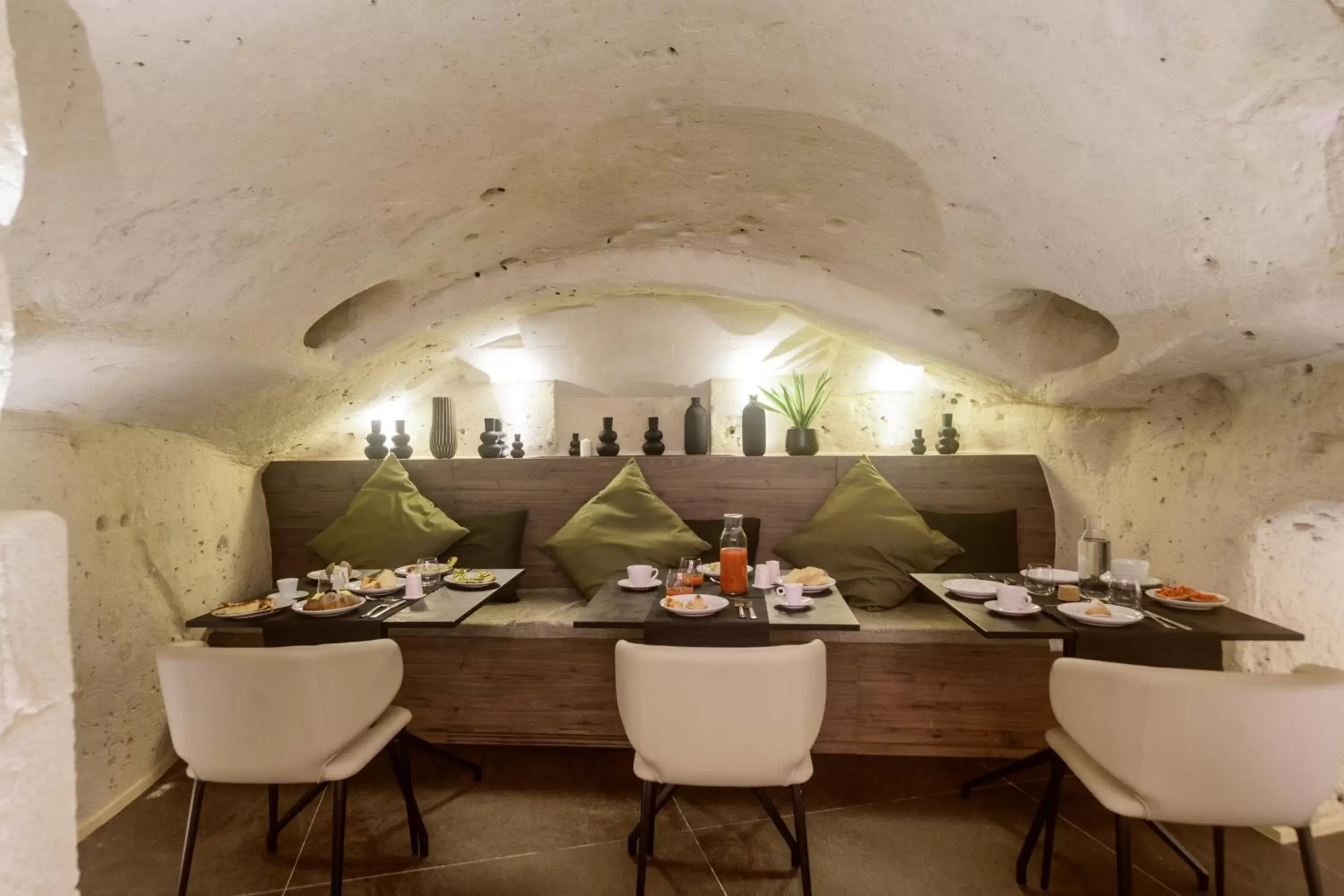 Restaurant/Places to Eat in Le Malve Cave Retreat