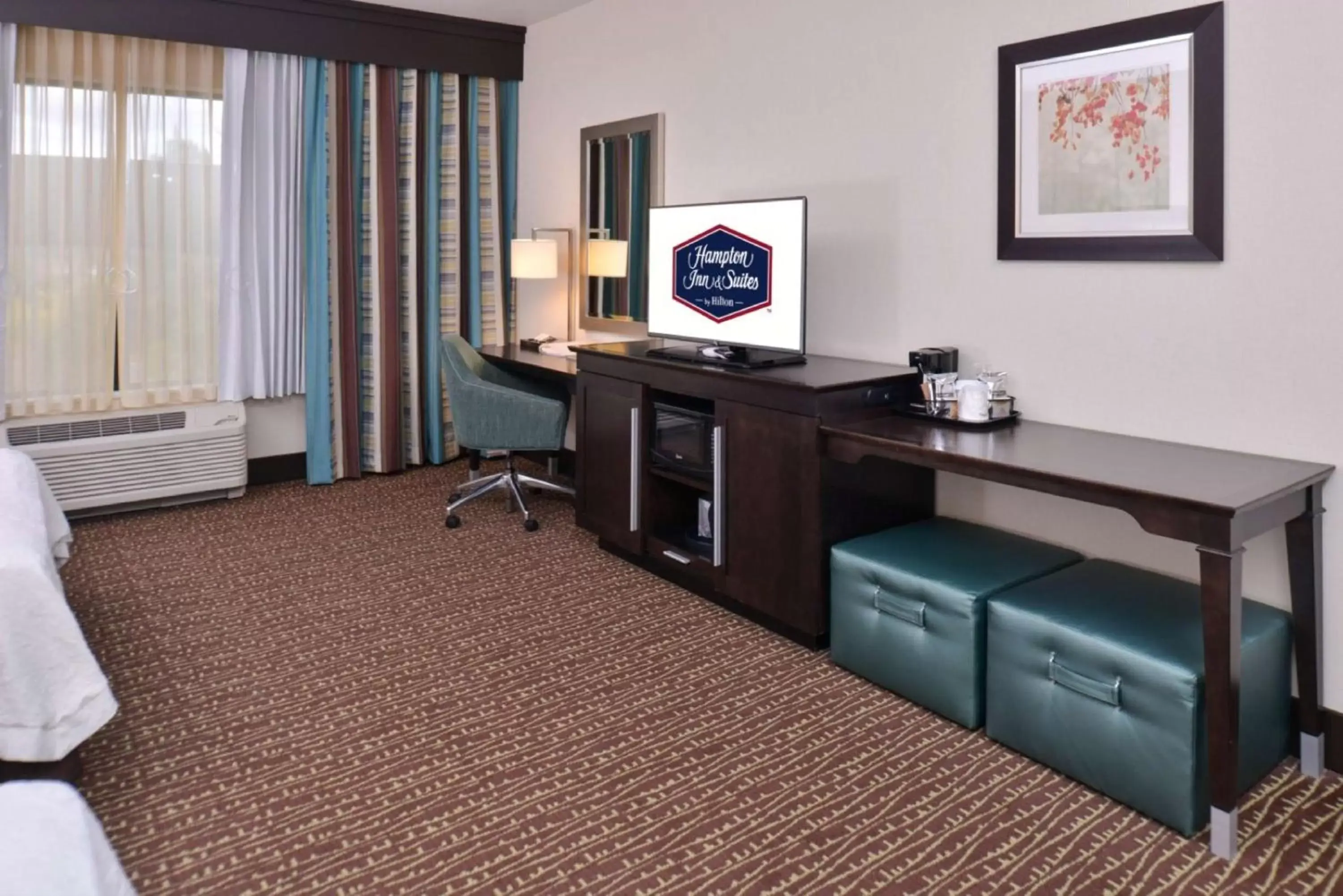 Bedroom, TV/Entertainment Center in Hampton Inn & Suites Bend