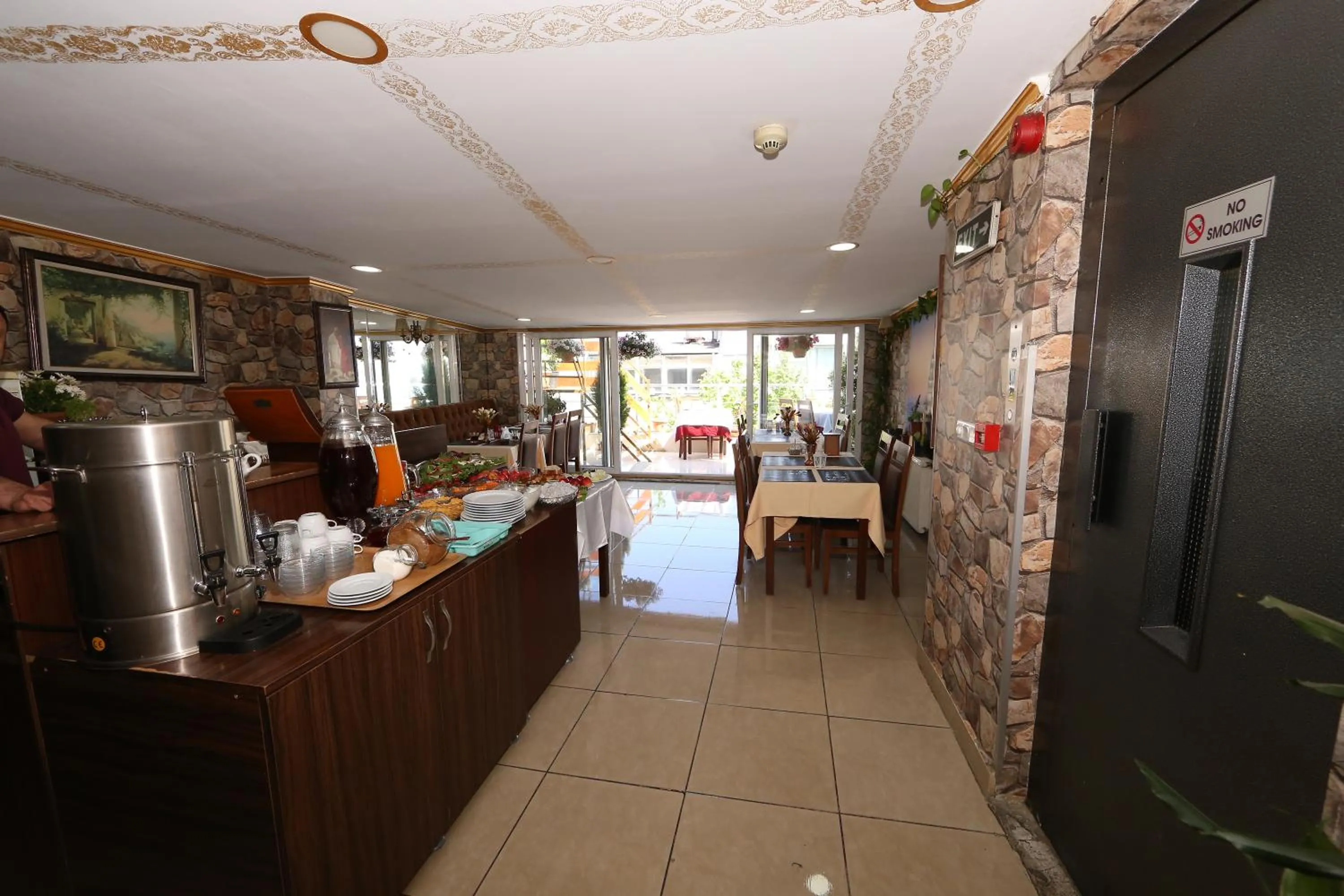 Restaurant/places to eat in Meddusa Hotel