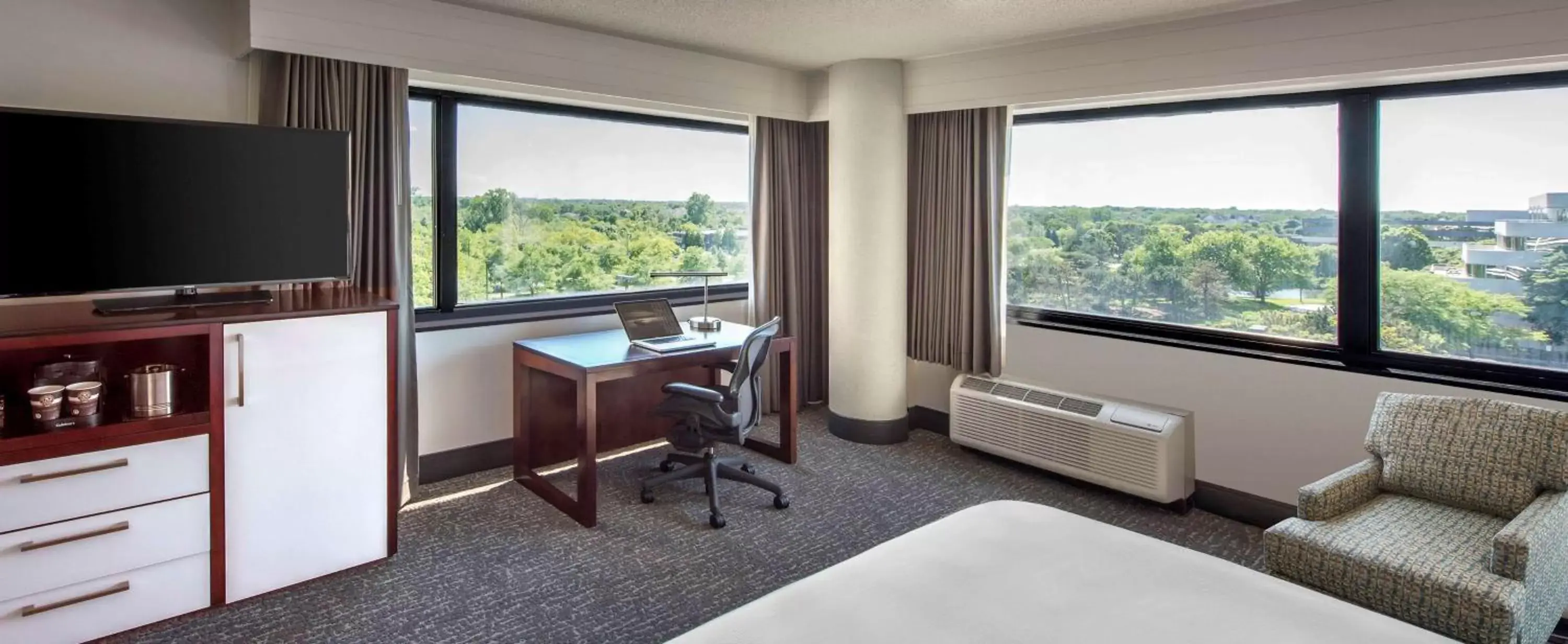 Bedroom, TV/Entertainment Center in DoubleTree by Hilton Hotel Chicago - Schaumburg