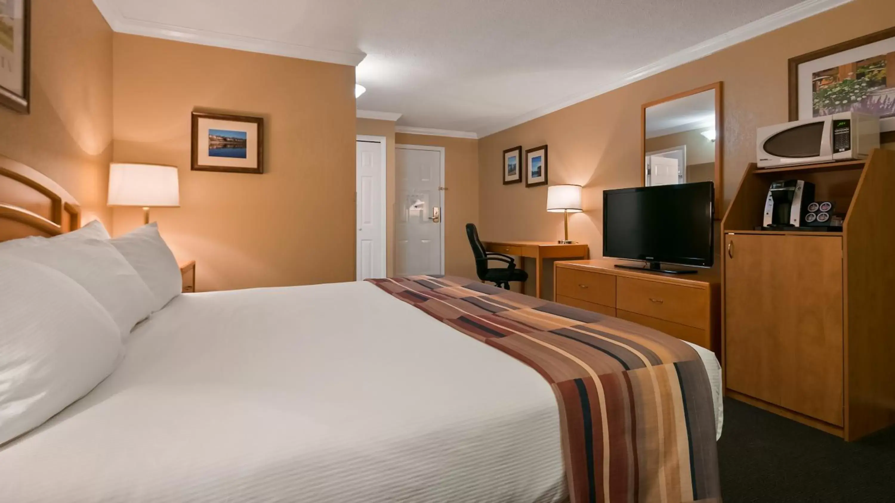 Photo of the whole room, Bed in Best Western Inn at Penticton