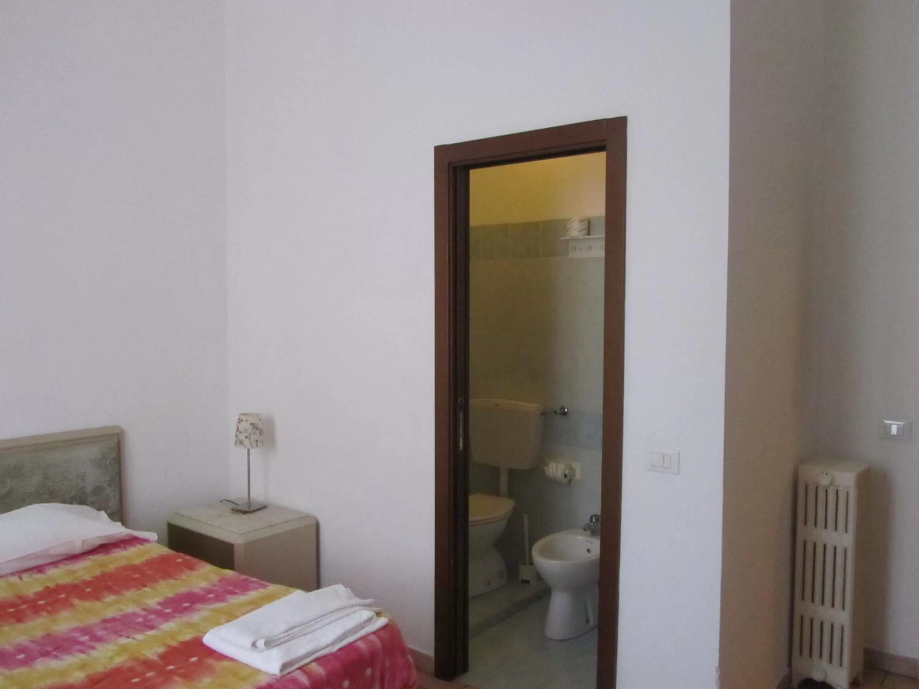 Bathroom, Bed in Hotel Gambara