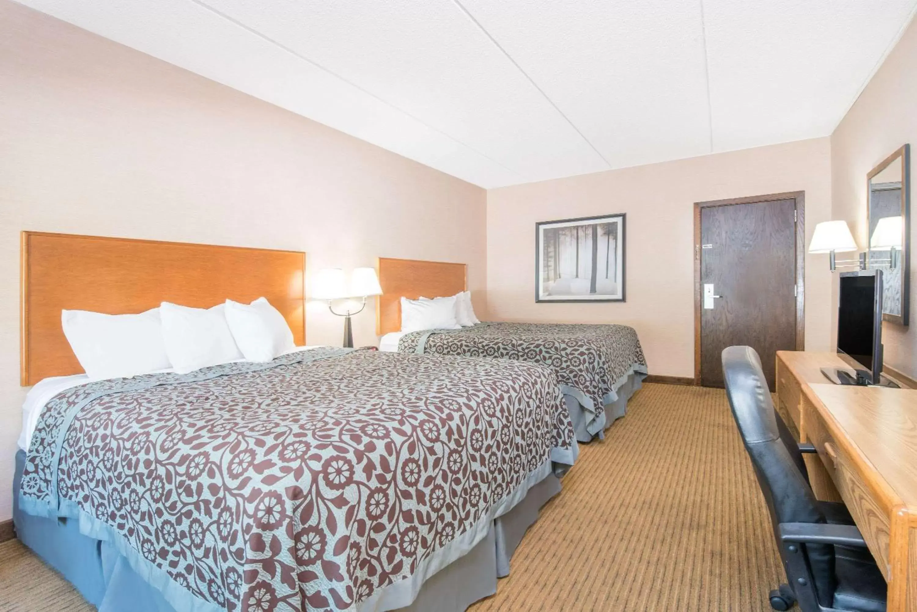 Photo of the whole room, Bed in Days Inn by Wyndham Duluth Lakewalk