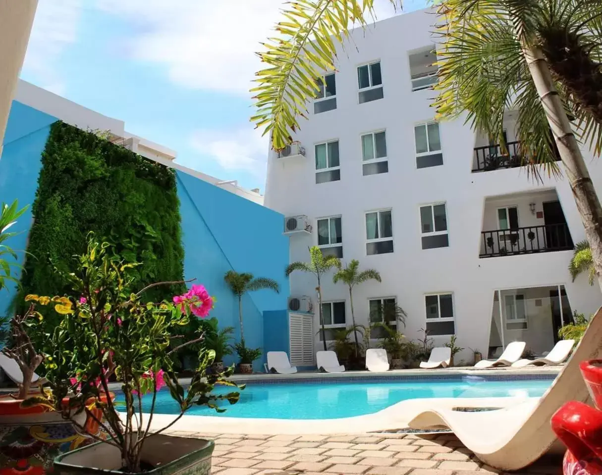 Communal lounge/ TV room, Swimming Pool in Hotel Berny