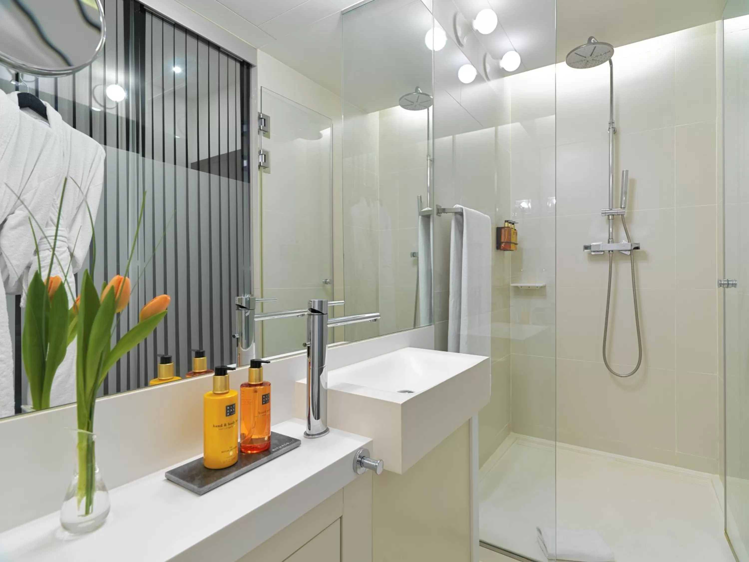 Bathroom in H10 Urquinaona Plaza