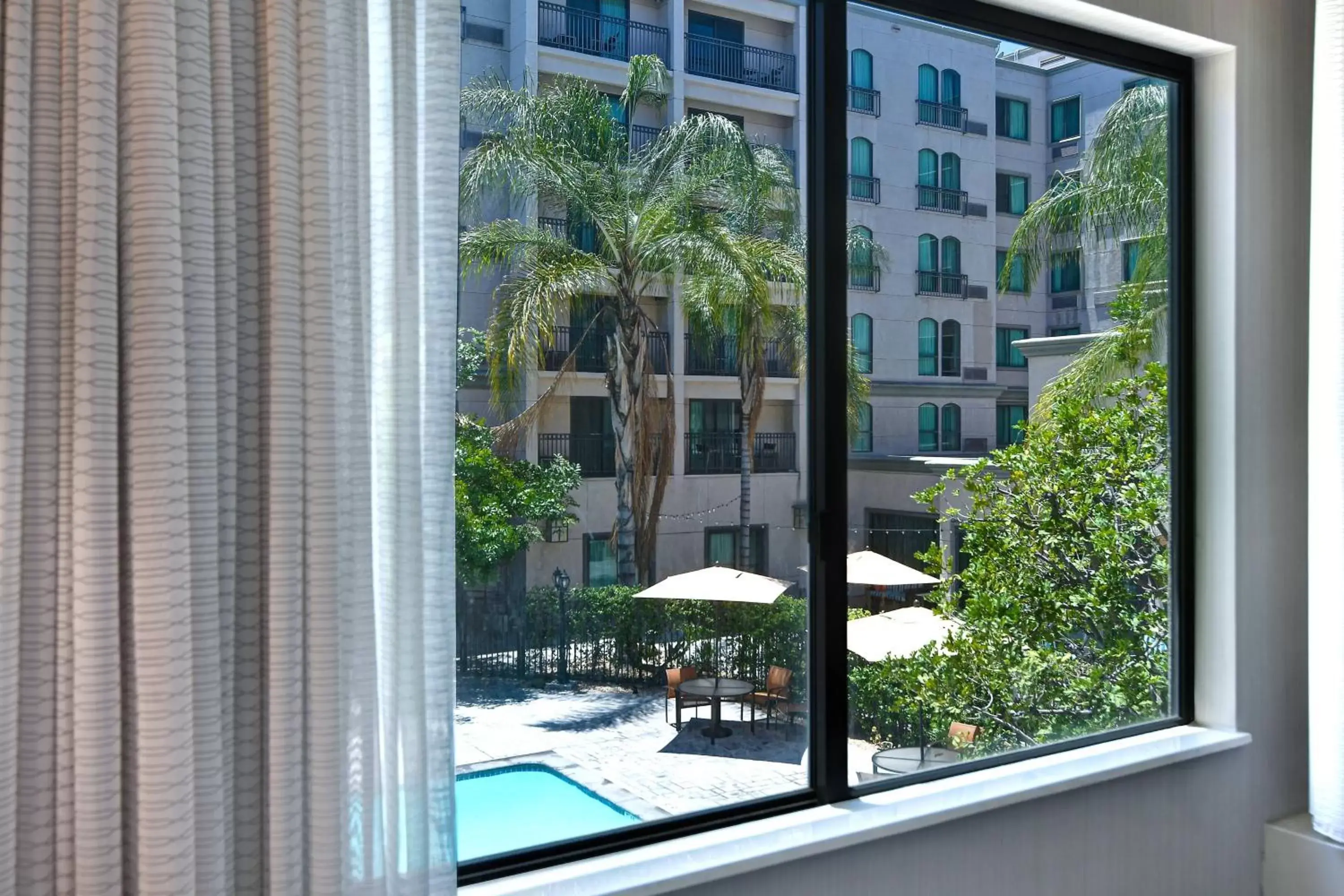 Swimming pool, Pool View in Courtyard by Marriott Los Angeles Pasadena Old Town