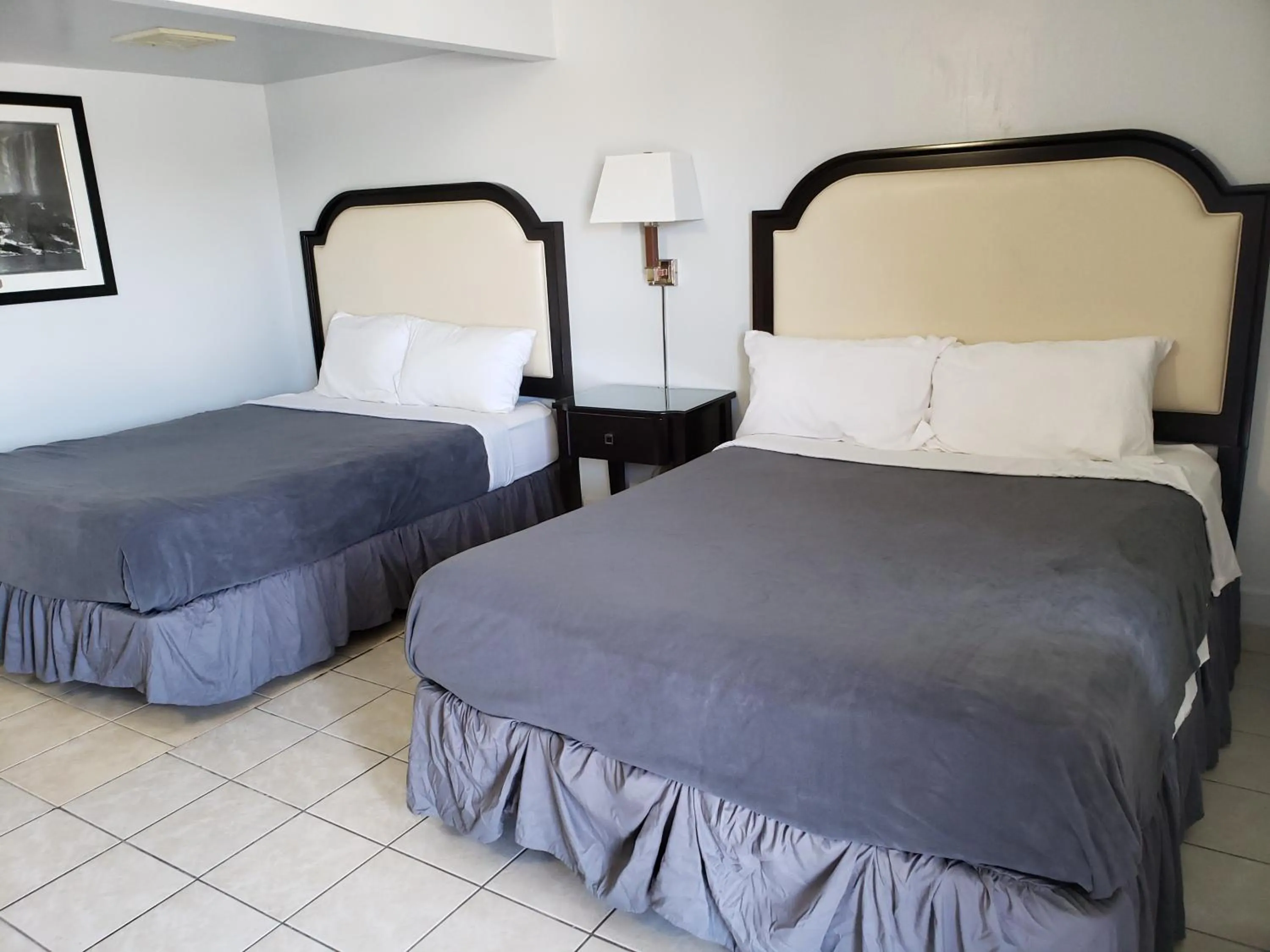 Bed in Niagara Falls Courtside Inn