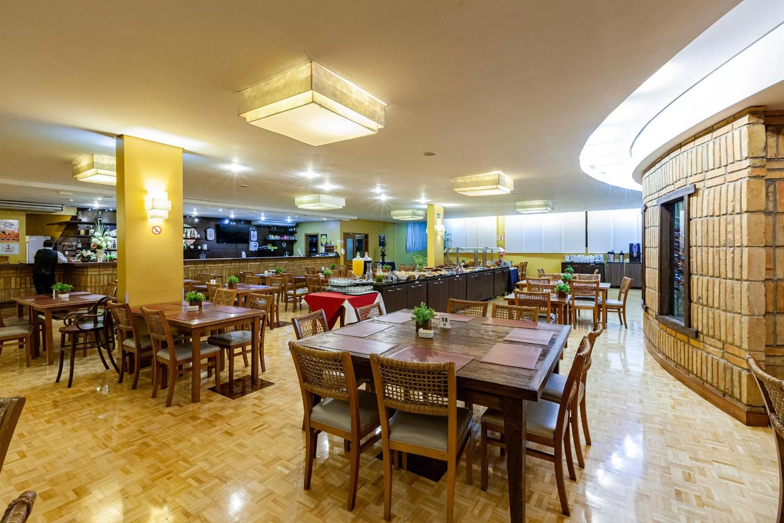 Restaurant/places to eat in Tri Hotel Executive Caxias