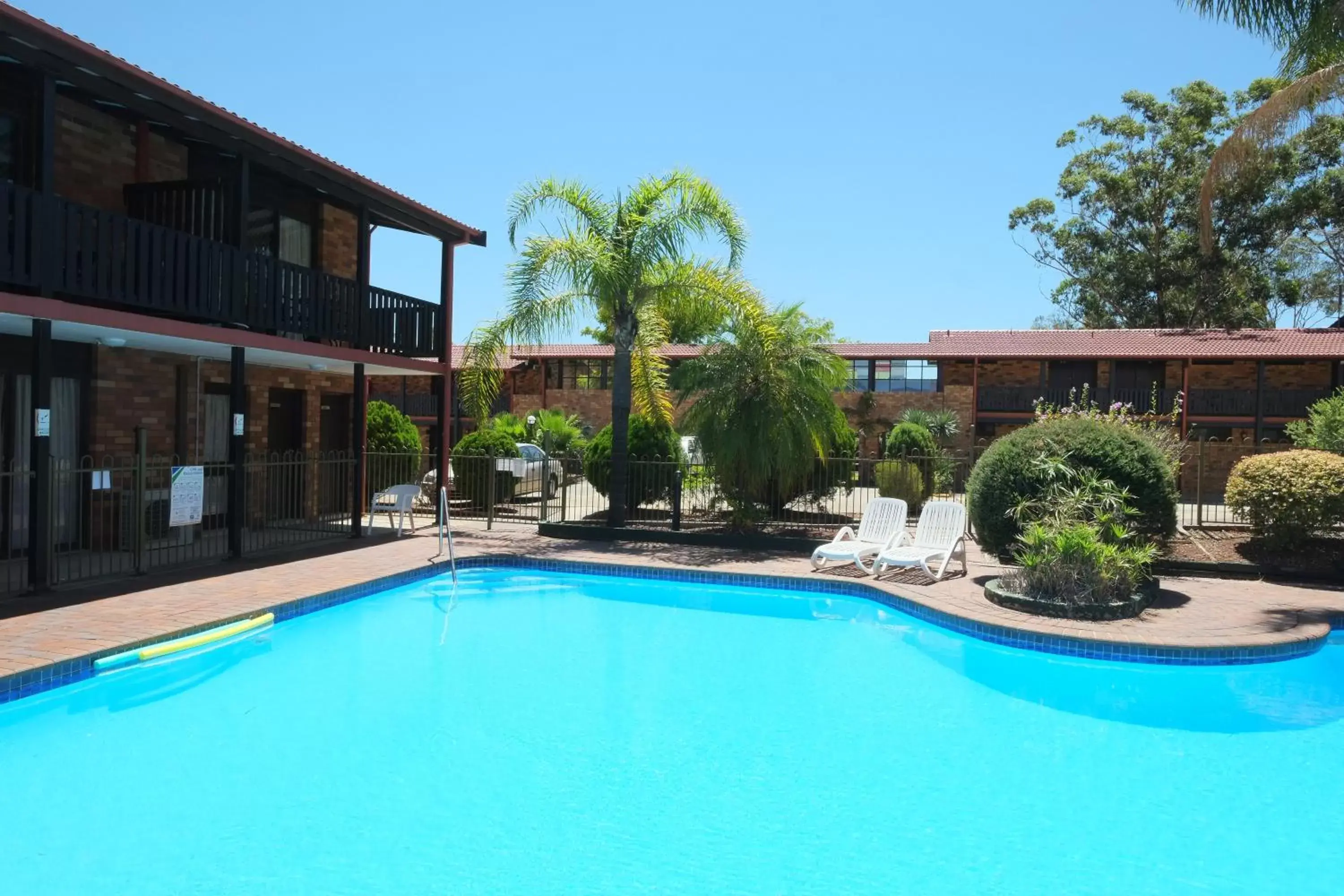 Swimming pool, Property Building in Maclin Lodge Motel