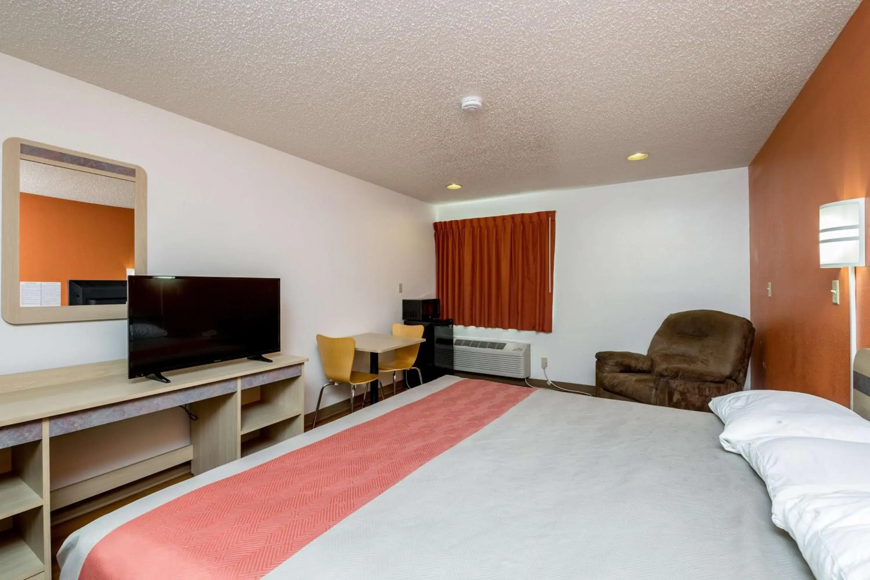 TV and multimedia, Bed in Motel 6-Waterloo, IA