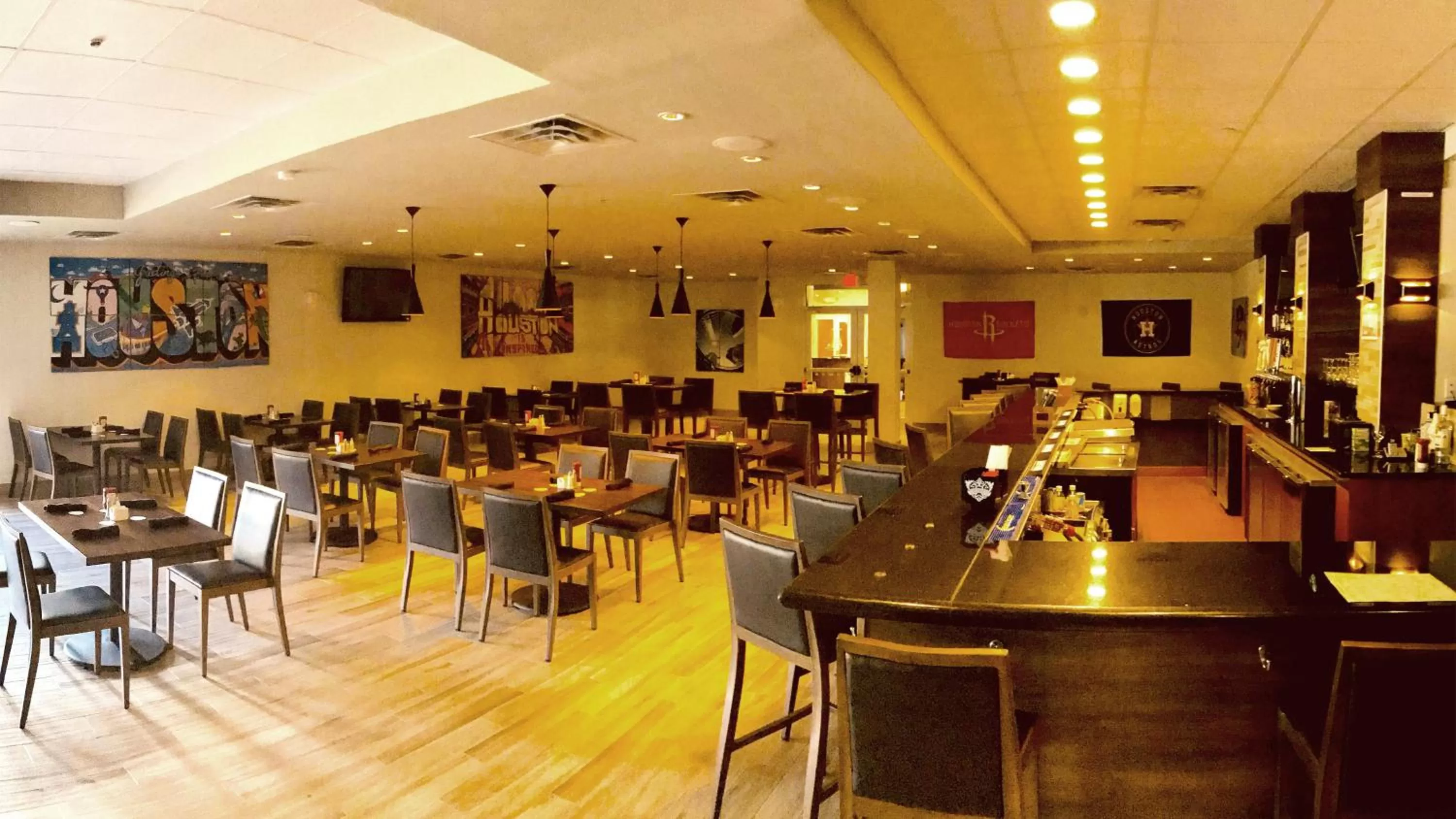 Lounge or bar in Holiday Inn Houston West - Westway Park by IHG