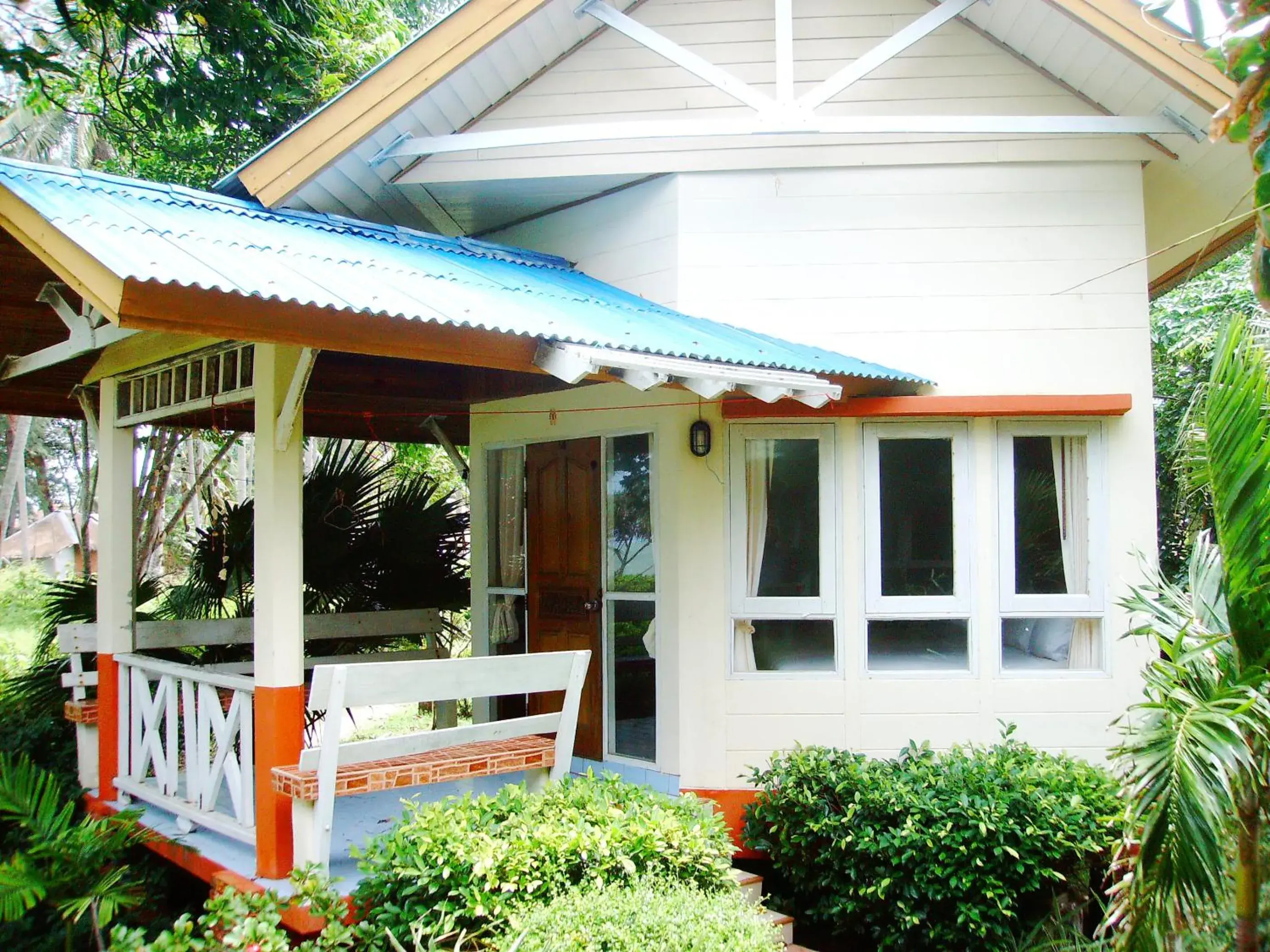 Facade/entrance, Property Building in Lanta Palm Beach Resort