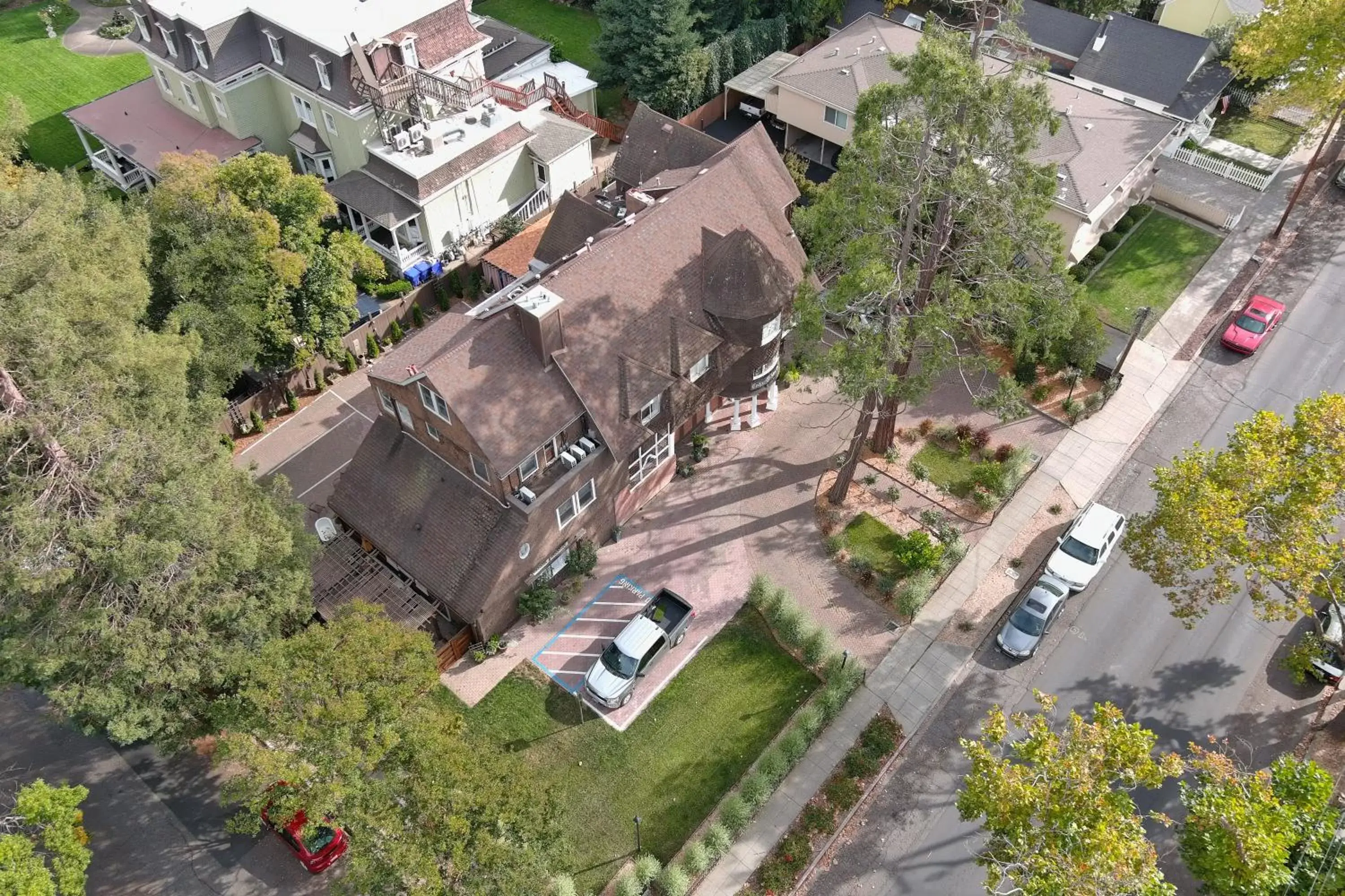 Bird's-eye View in Cedar Gables Inn