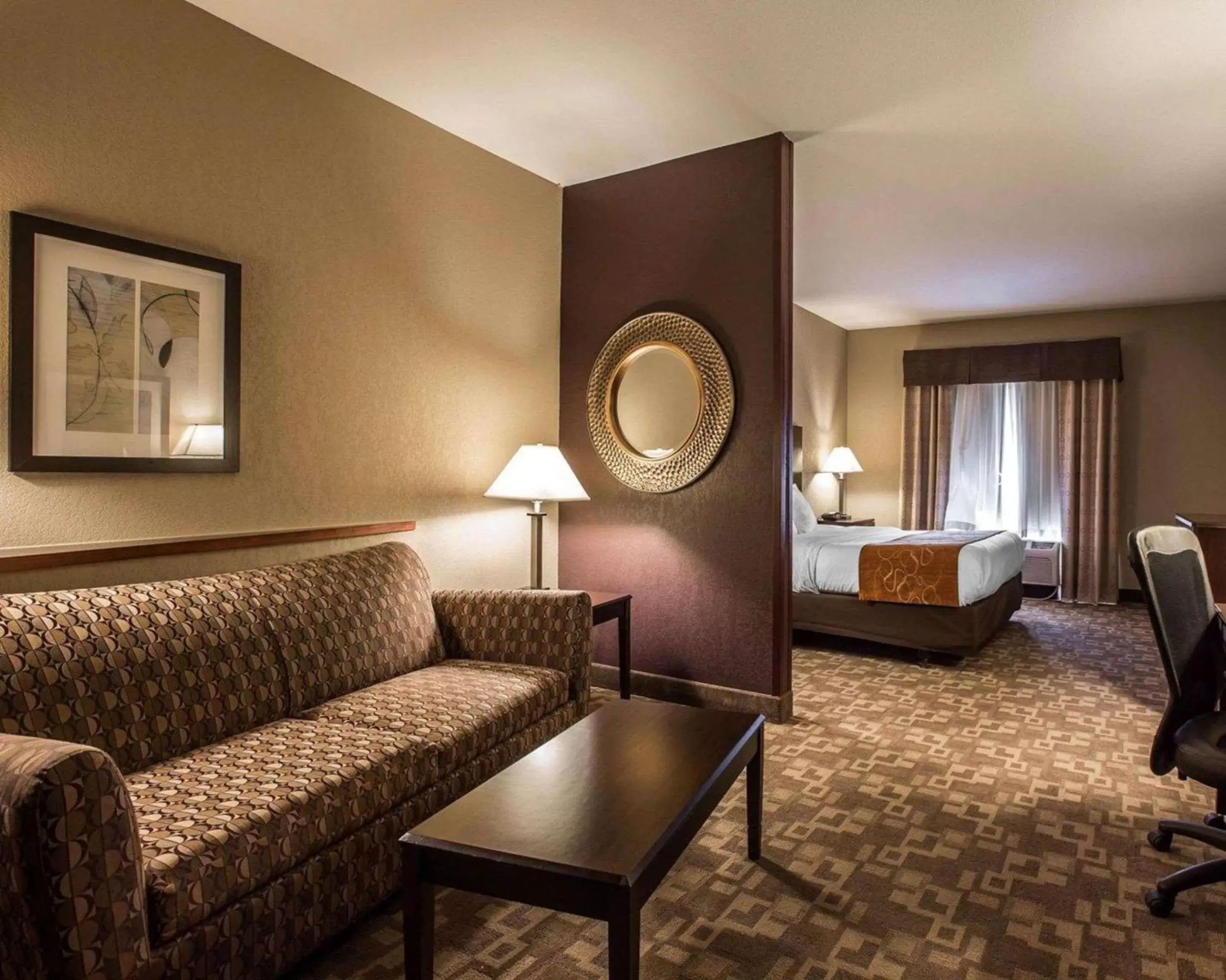 Photo of the whole room, Seating Area in Comfort Suites Whitsett