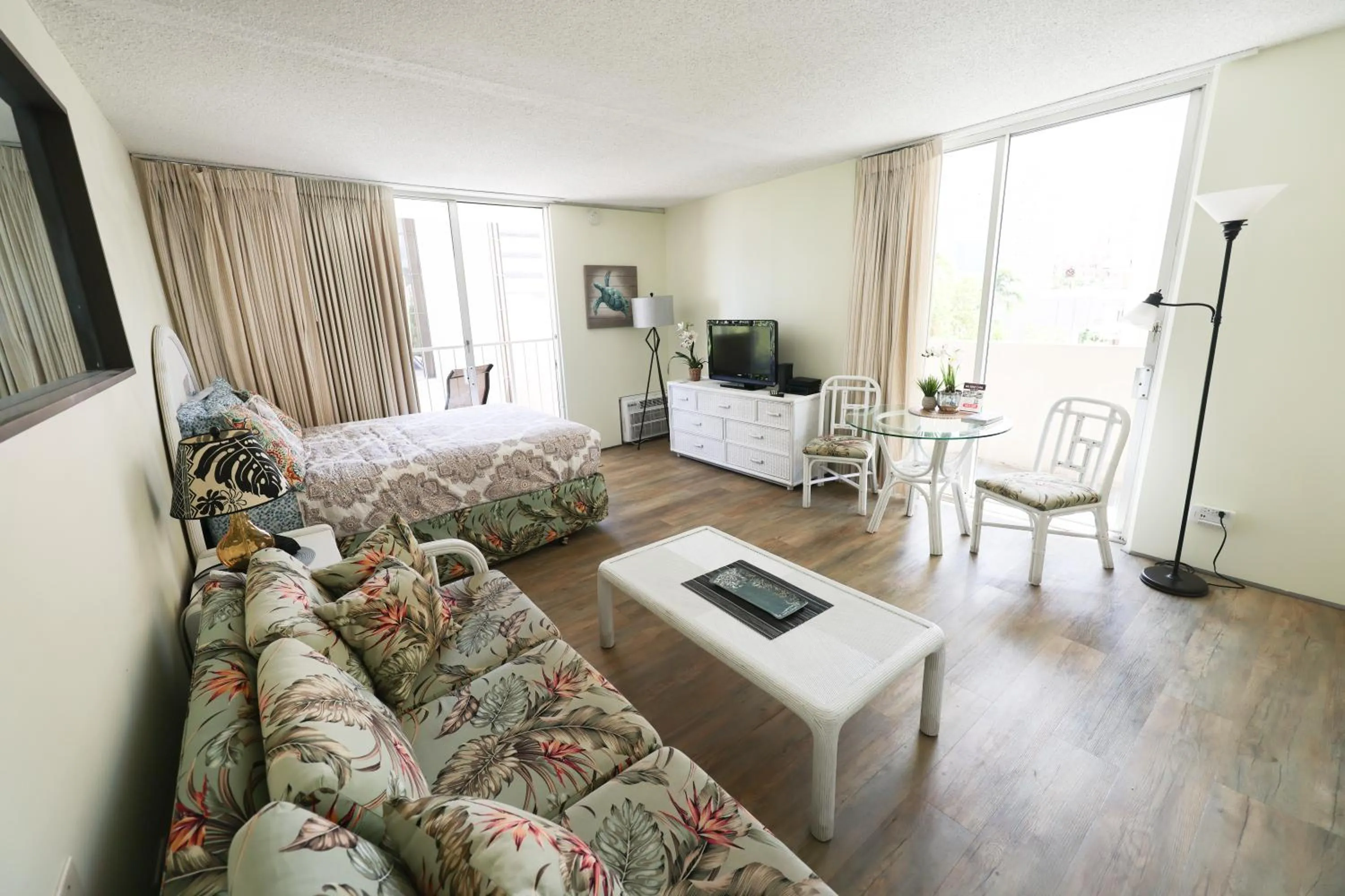 Tropical Studios at Marine Surf Waikiki - FREE PARKING - BEST LOCATION - FULL KITCHEN - SWIMMING POOL