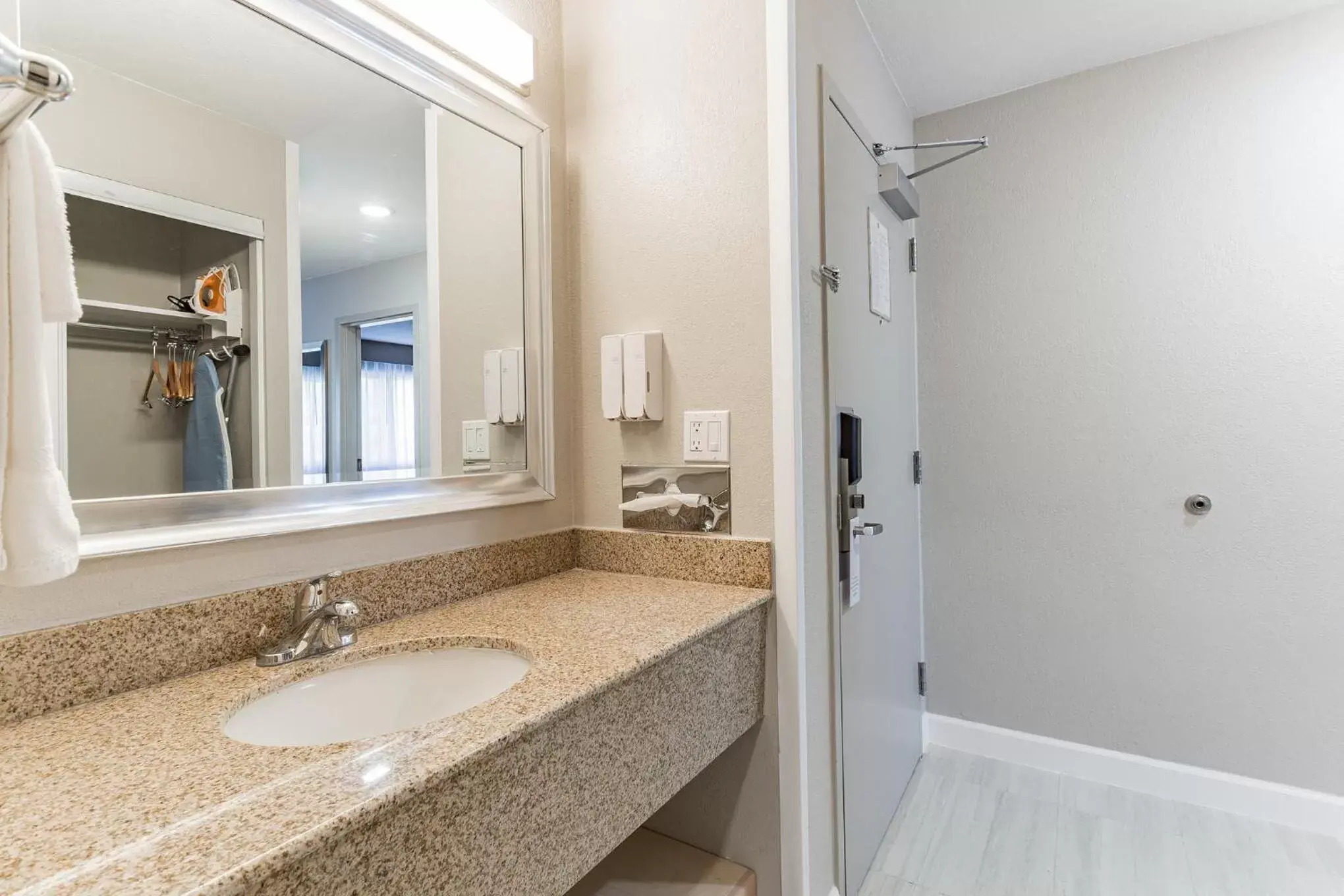 Bathroom in Orangewood Inn & Suites Kansas City Airport