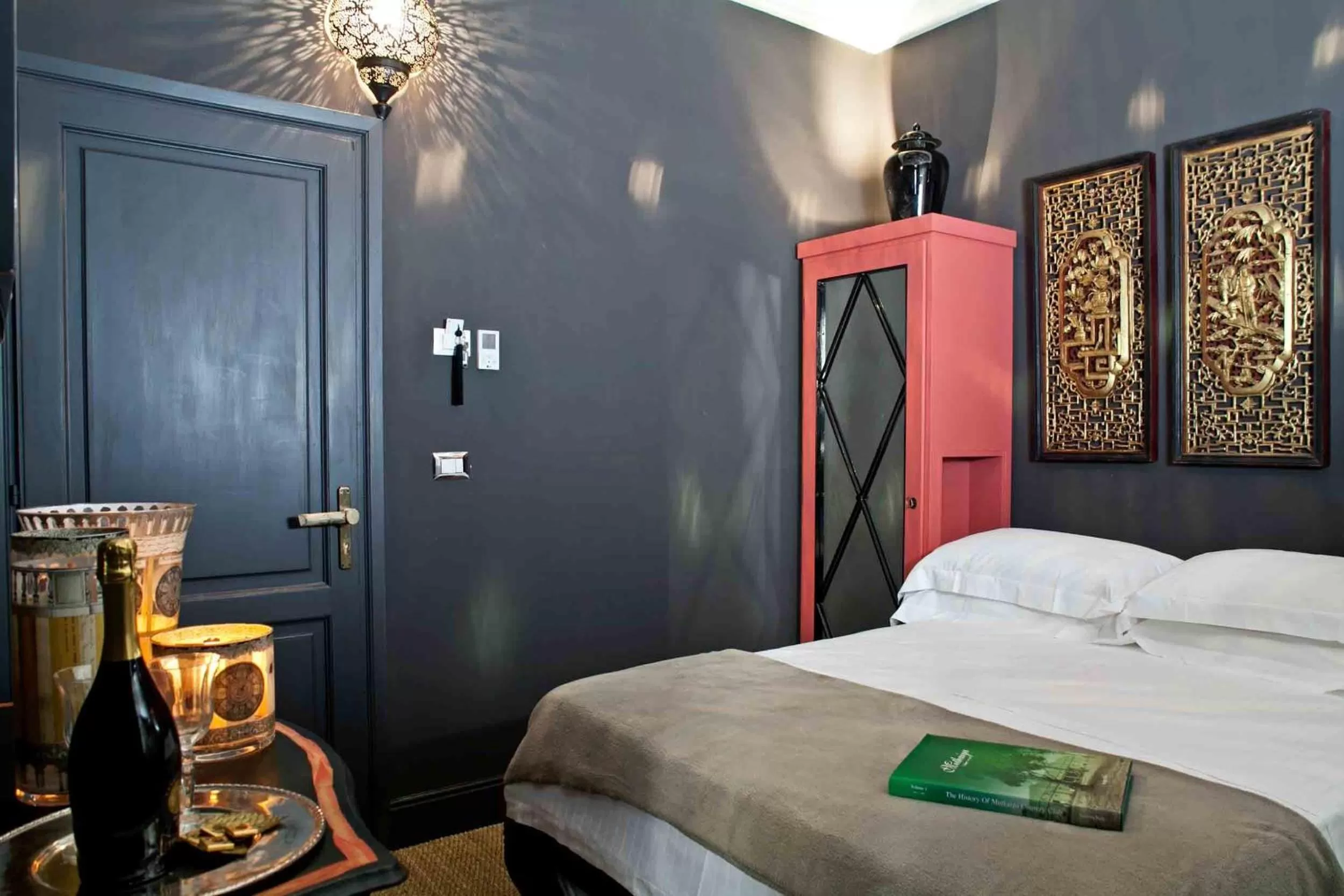 Photo of the whole room, Bed in Porcellino Gallery Art Boutique BB