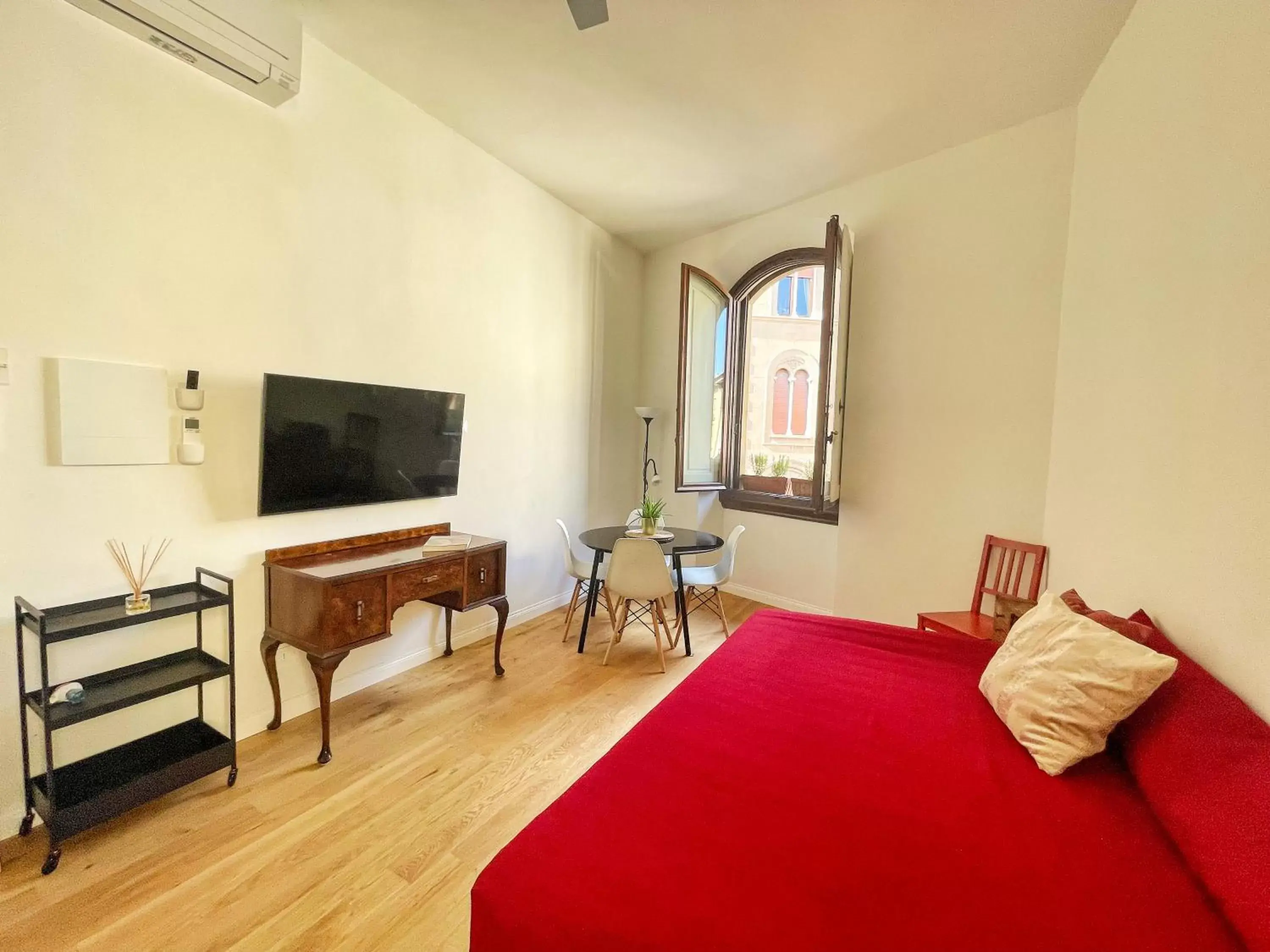 Communal lounge/ TV room, TV/Entertainment Center in My Guest in Florence