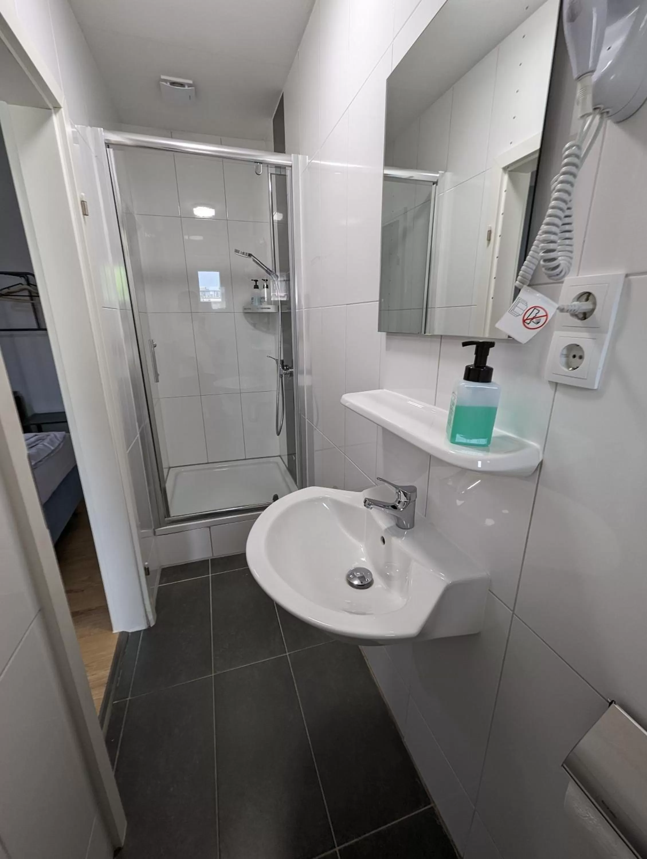 Shower in Hotel Tempelhof - City-Messe-Arena