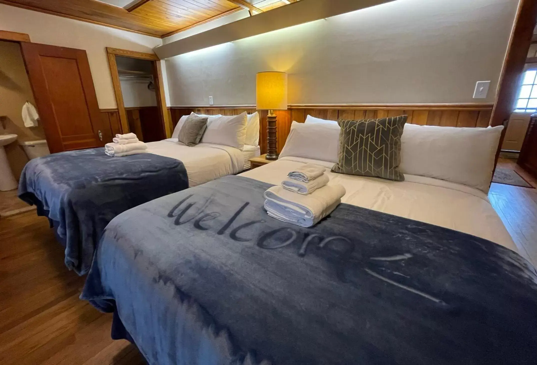 Bed in Skyline Village Inn