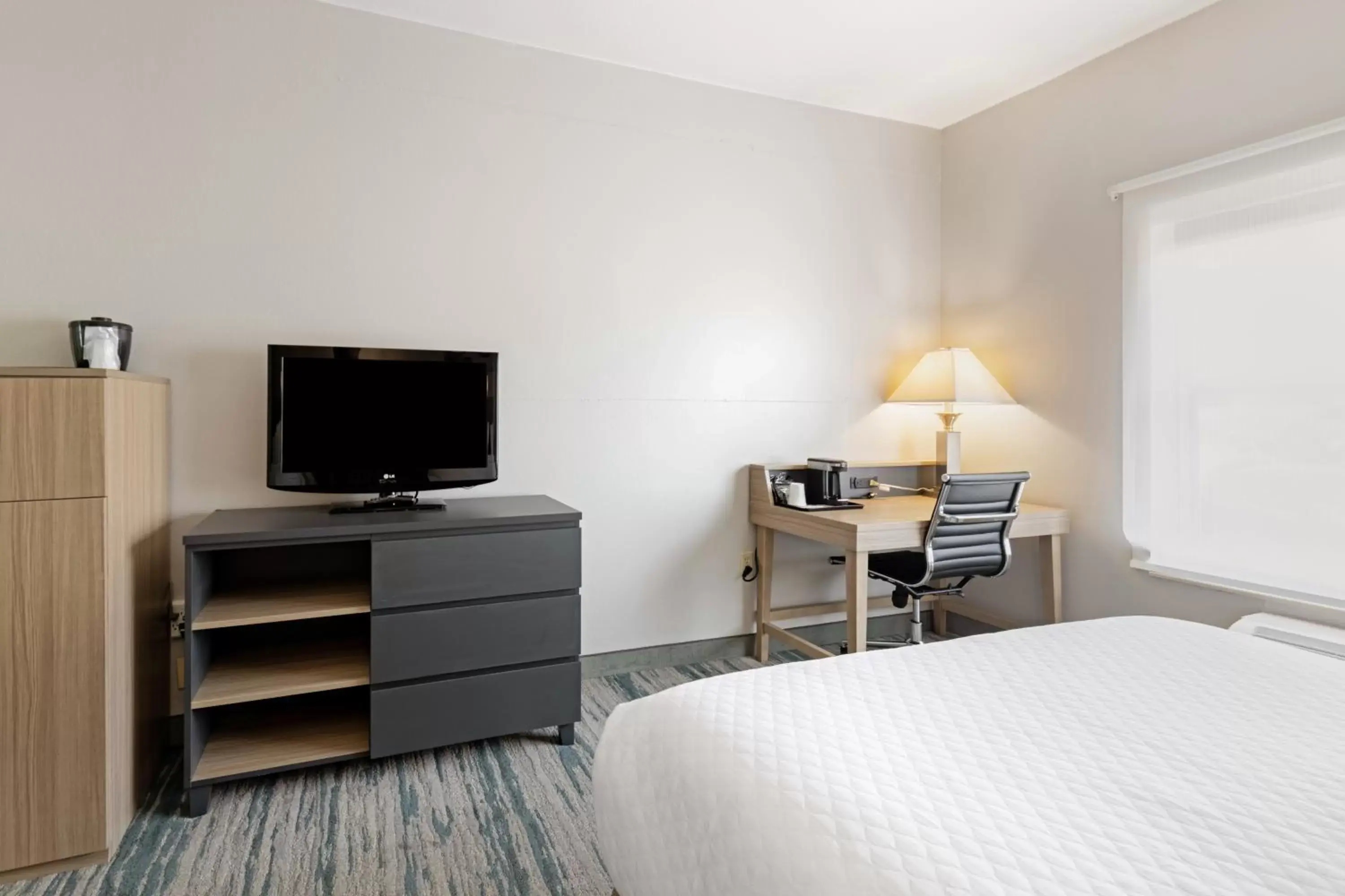 Bedroom, TV/Entertainment Center in Country Inn & Suites by Radisson, Lewisville, TX