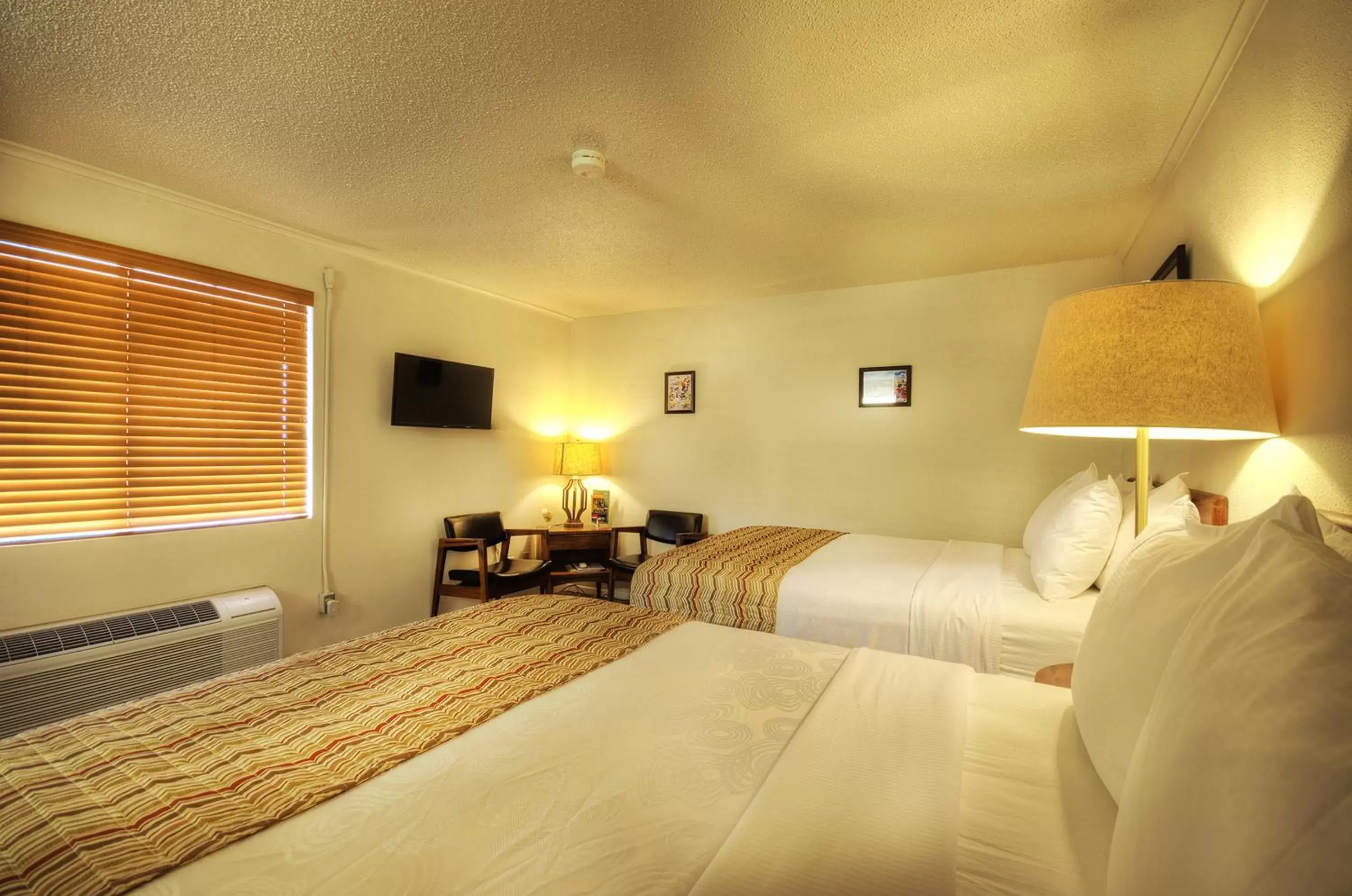 Bed in Roadrunner Lodge Motel