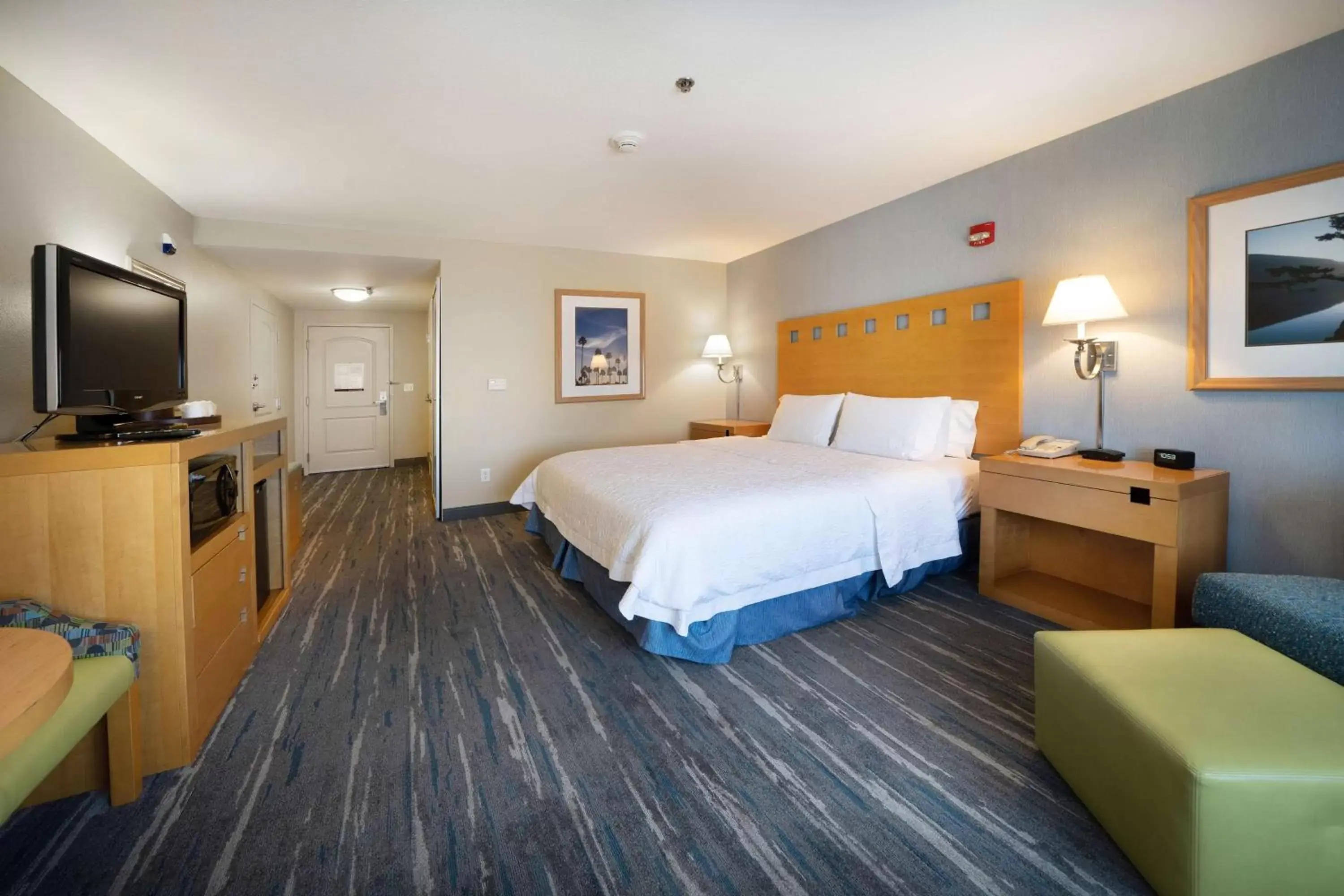 Bed in Hampton Inn & Suites Madera